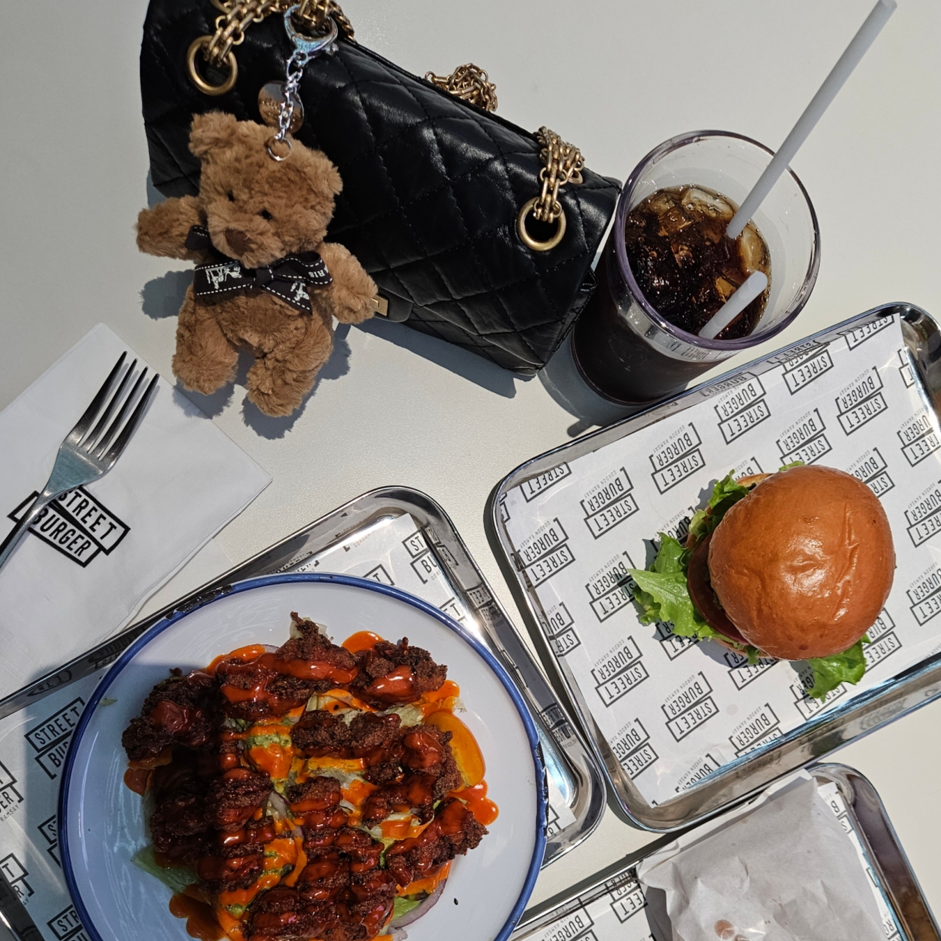 Jellycat Bartholomew Bear Bag Charm Brown, Chanel Mini 2.55 Handbag Aged Calfskin & Gold Black 착용 스타일 - 3