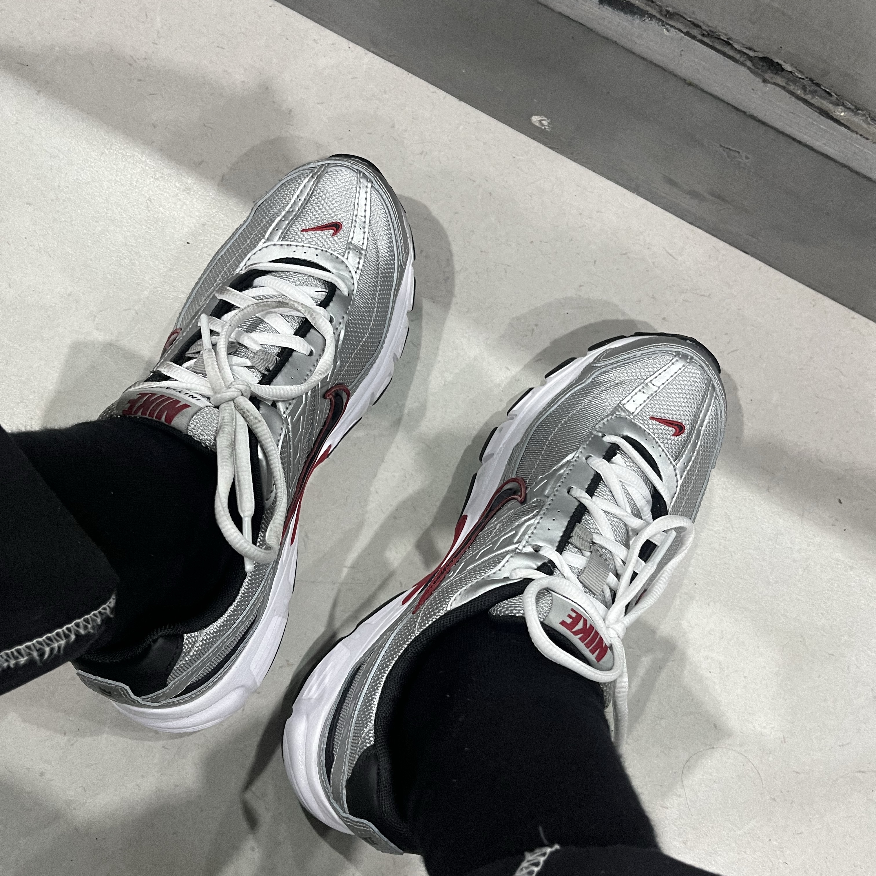 Nike Initiator Metallic Silver Black 착용 스타일