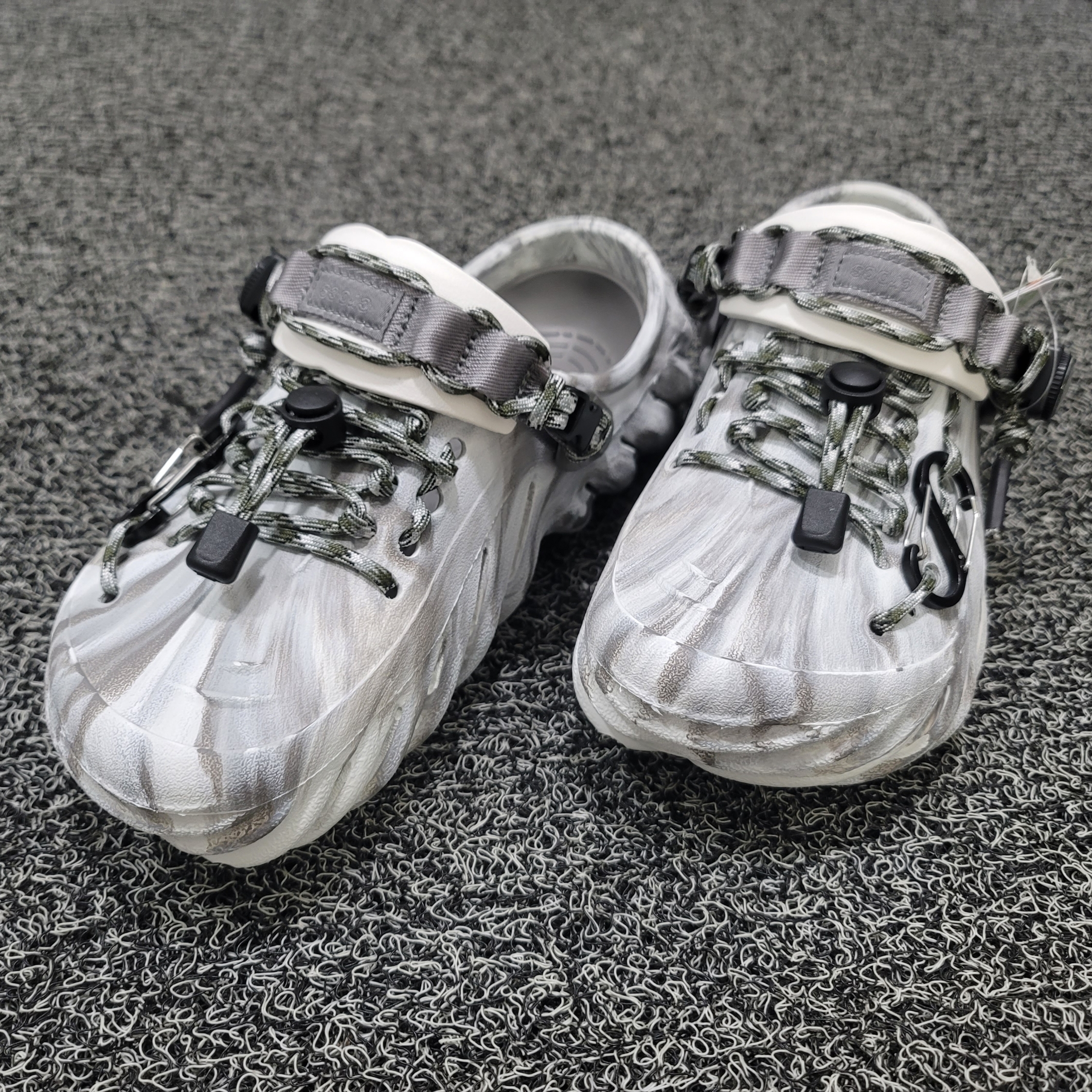 Crocs Echo Marbled Clog Moonlight Multi 착용 스타일 - 2