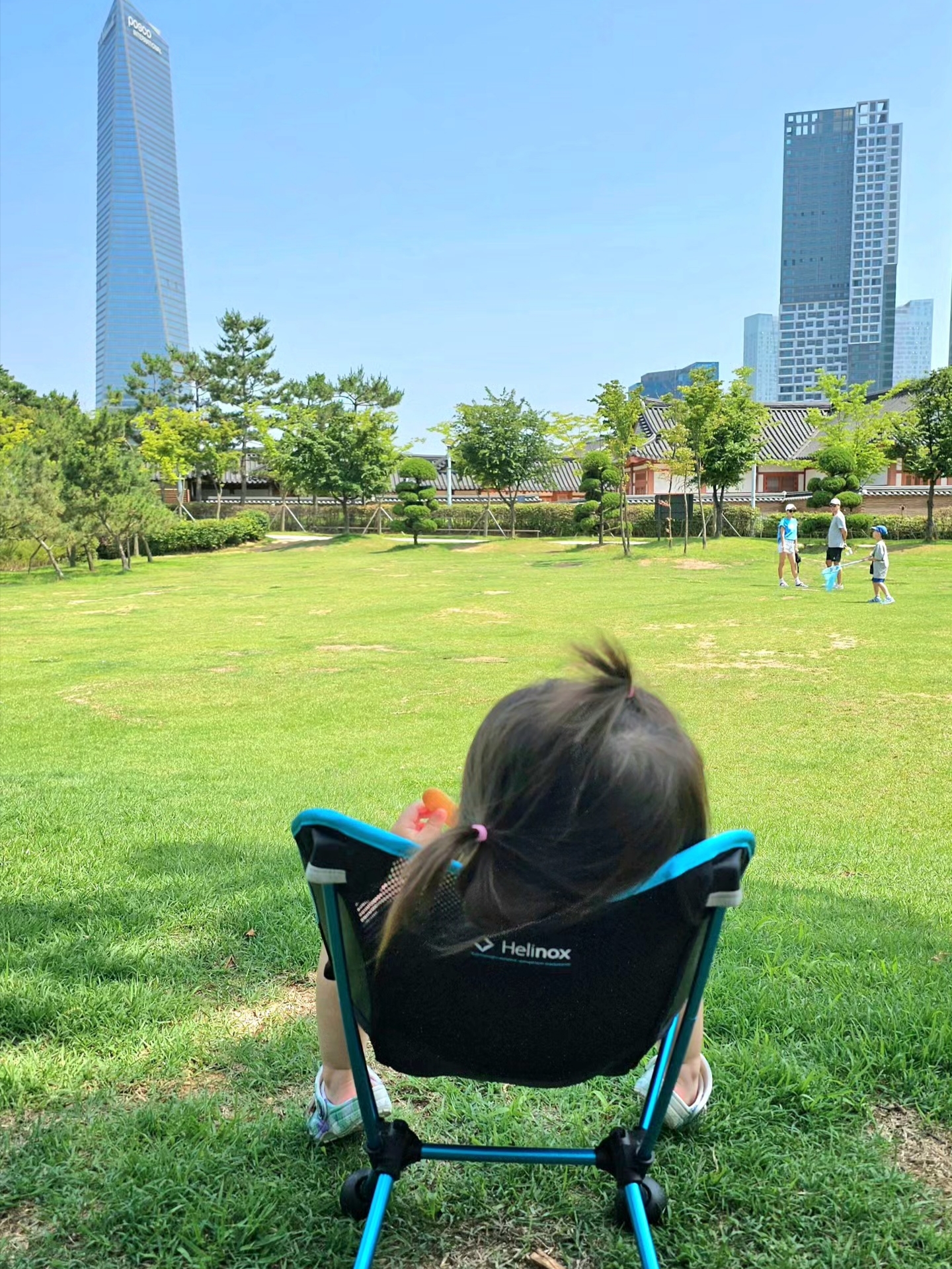 Helinox Chair One Mini Black 착용 스타일