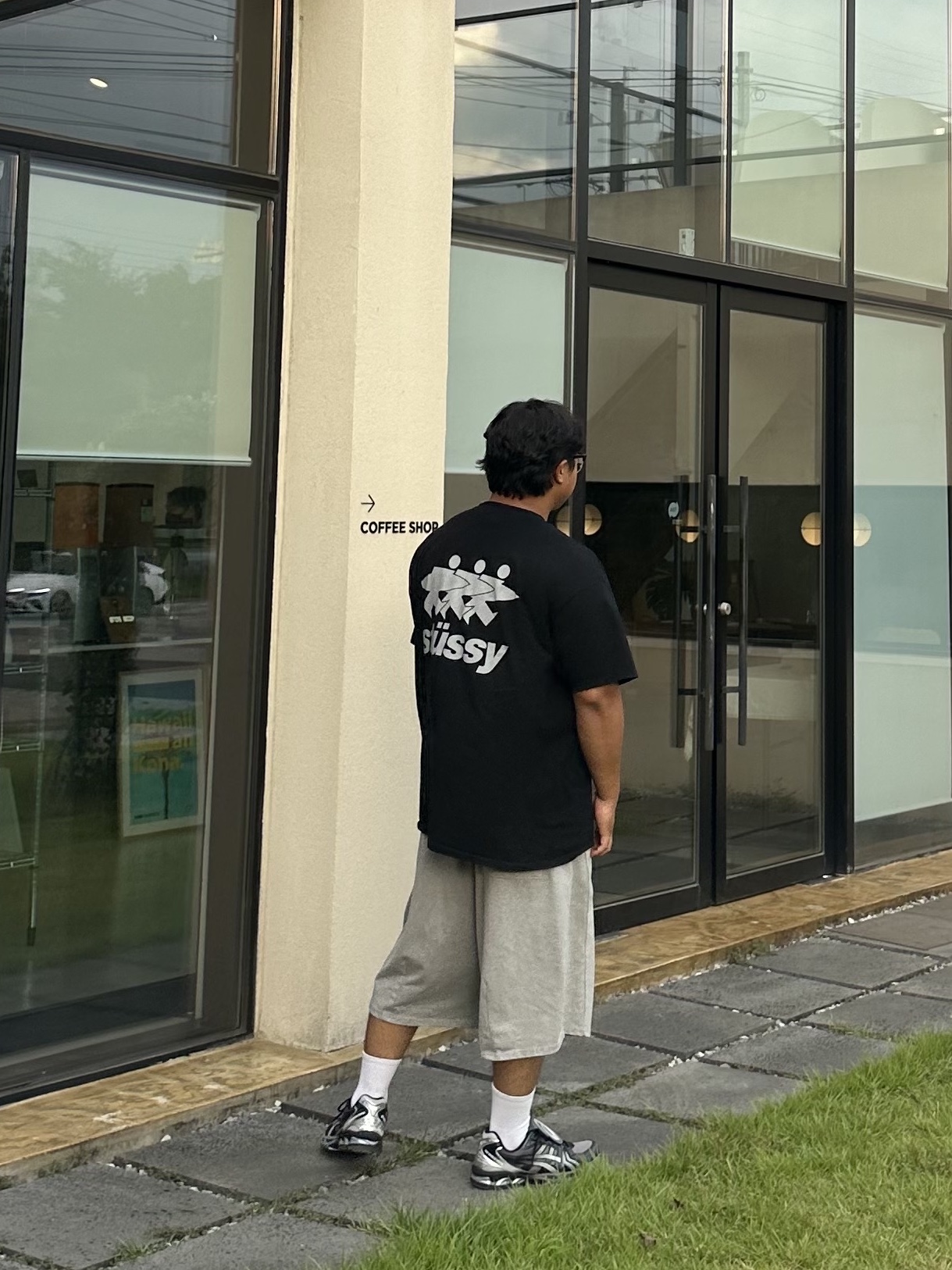 Asics x The Museum Visitor Gel-Kayano 14 Clay Grey Glacier Grey, Stussy Surfwalk Pigment Dyed T-Shirt Black 착용 스타일 - 1