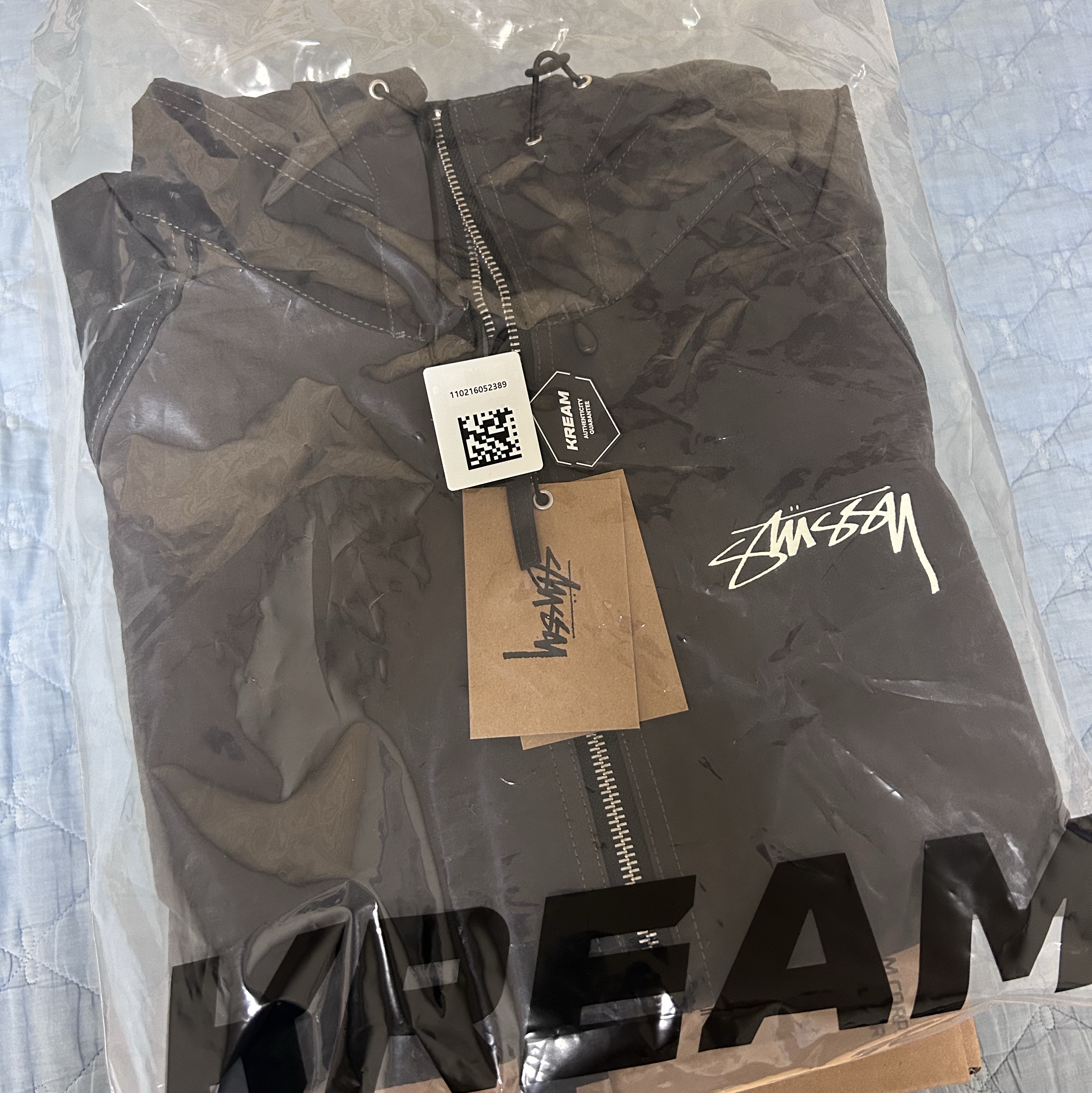Stussy Wave Dye Beach Shell Jacket Black 착용 스타일 - 3
