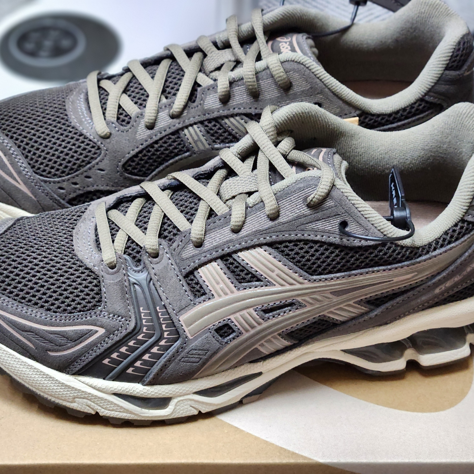 Asics Gel-Kayano 14 Dark Sepia Dark Taupe 착용 스타일 - 3