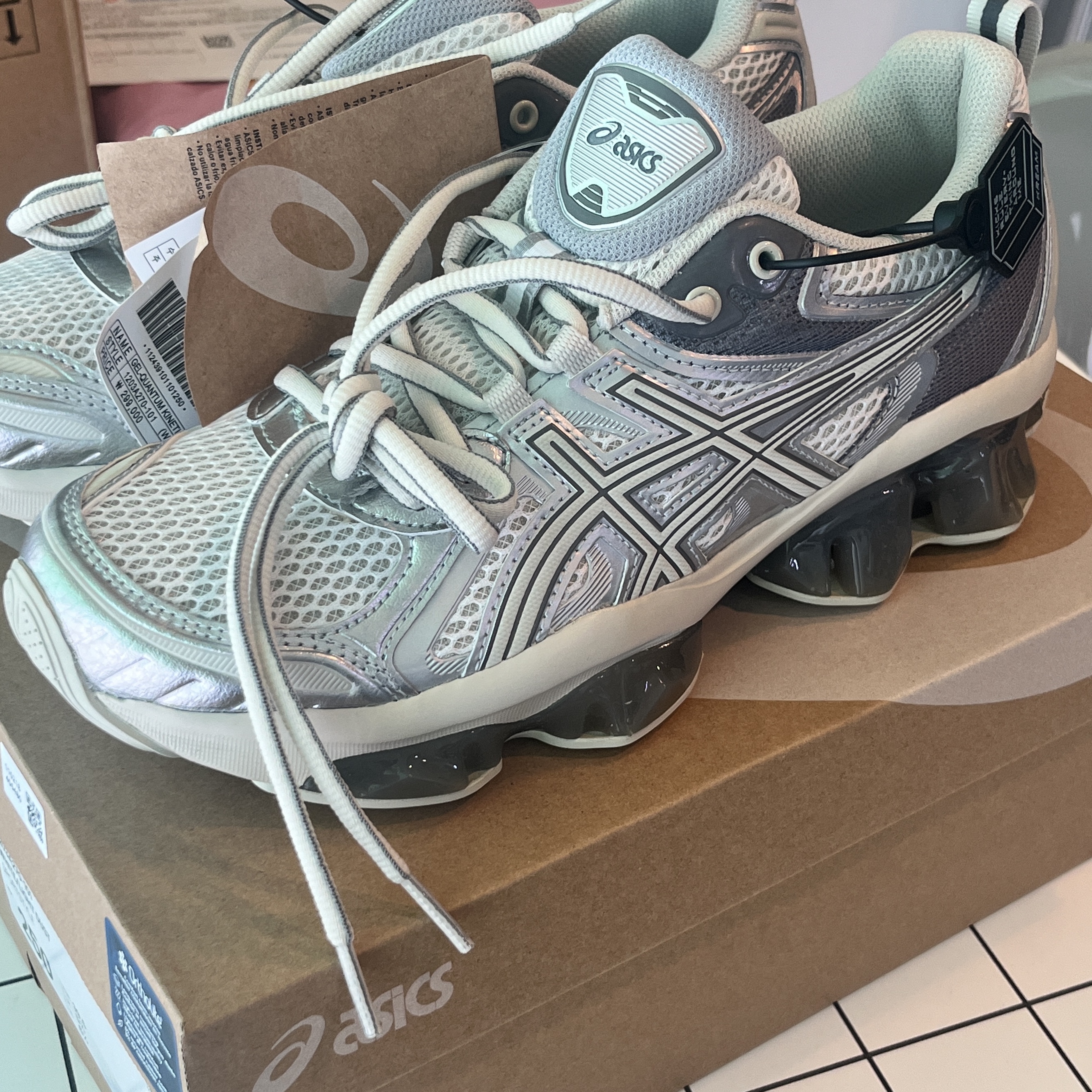 Asics Gel-Quantum Kinetic White Light Dust 착용 스타일