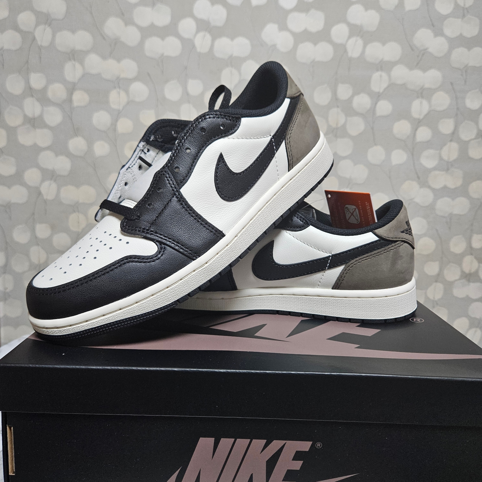 Jordan 1 Retro Low OG Mocha 착용 스타일 - 1