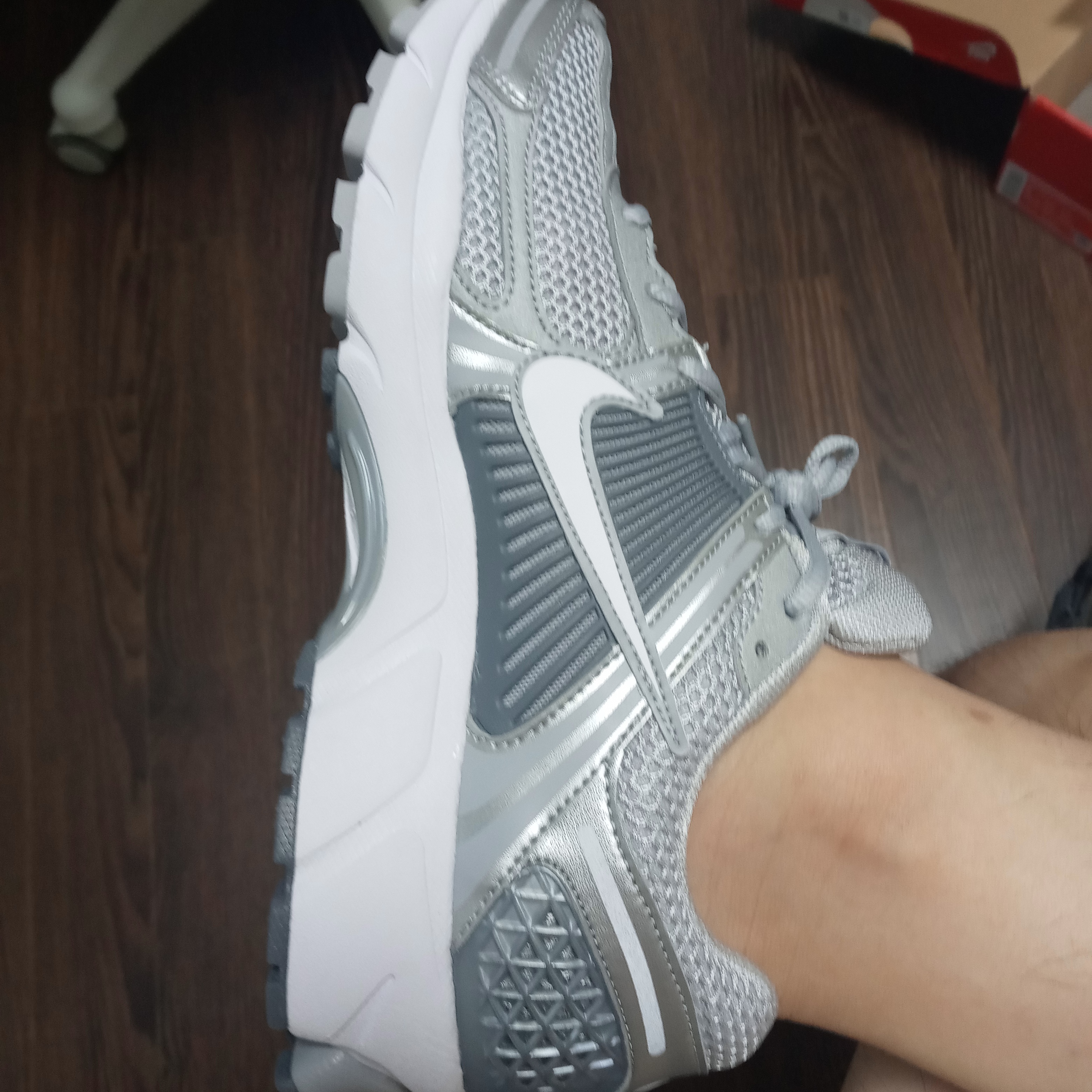 Nike Zoom Vomero 5 Wolf Grey White 착용 스타일