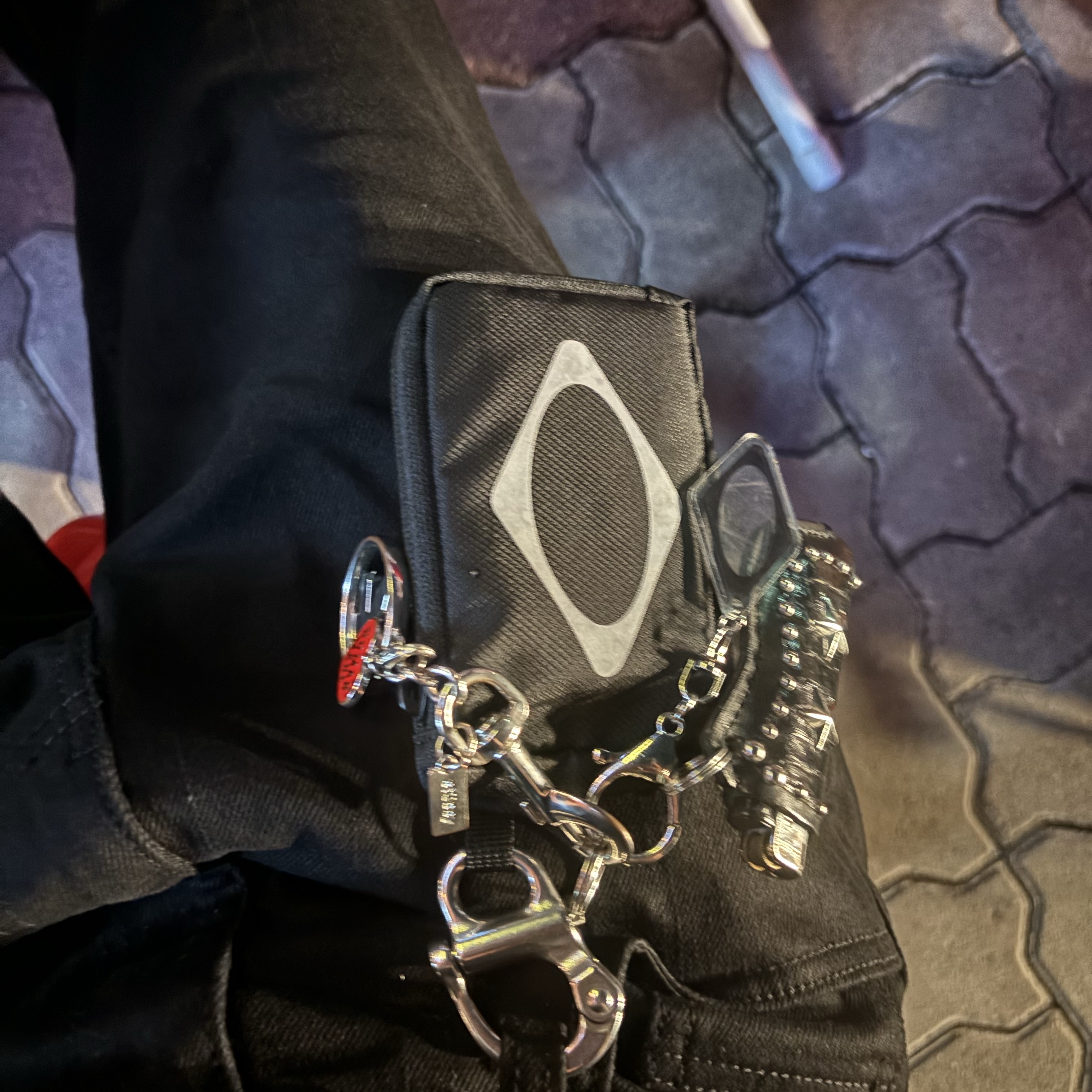 Mischief Rhombus Carabiner Pouch Black 착용 스타일