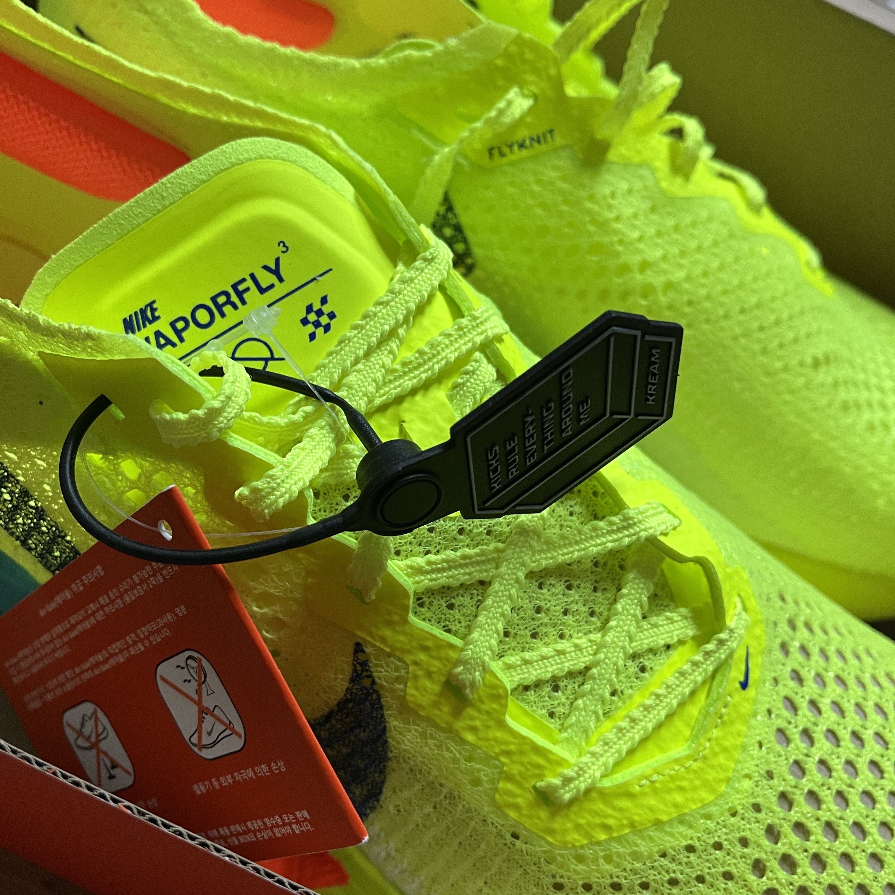 Nike ZoomX Vaporfly Next% 3 Volt Scream Green 착용 스타일 - 1