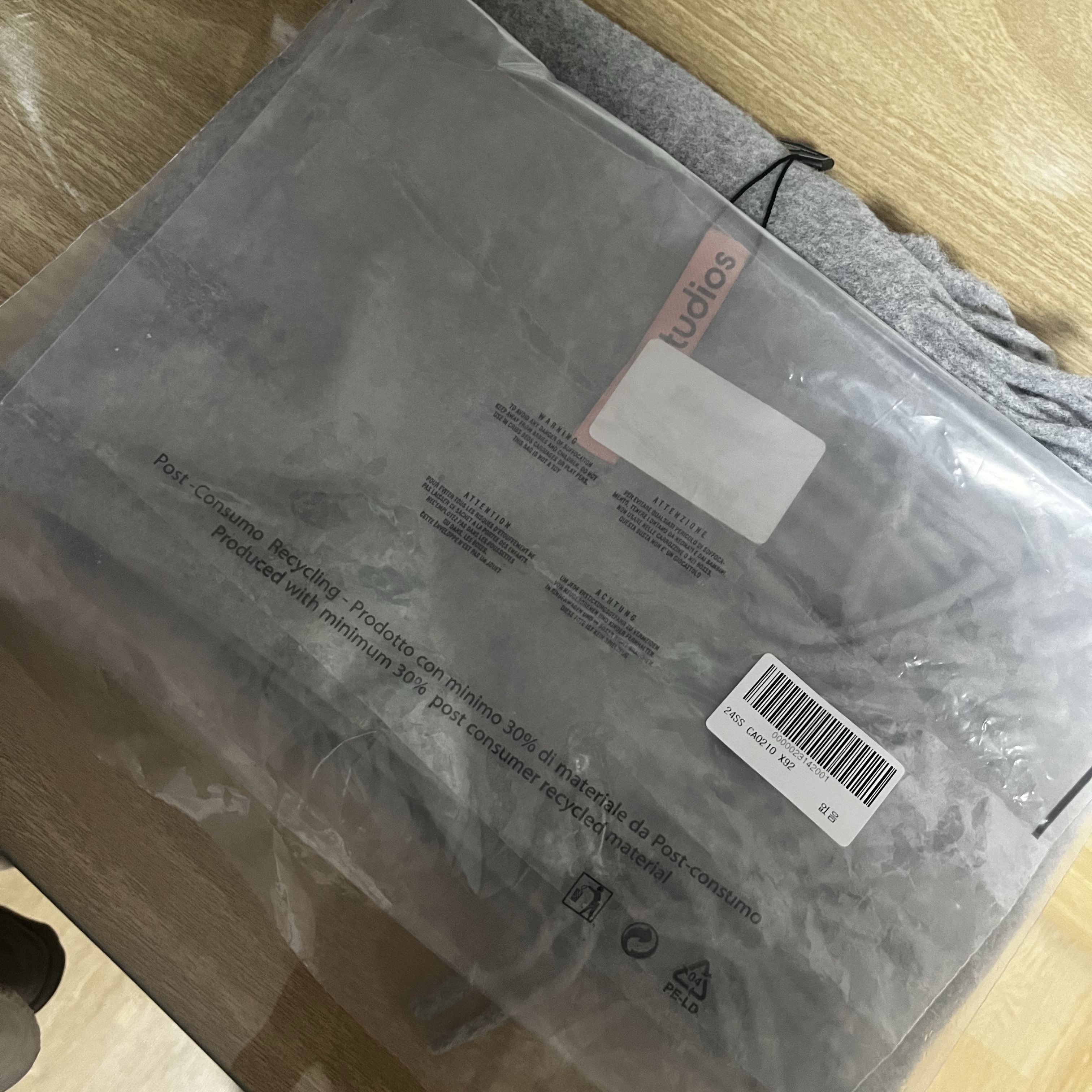 Acne Studios Narrow Wool Fringe Muffler Light Grey Melange 착용 스타일 - 2