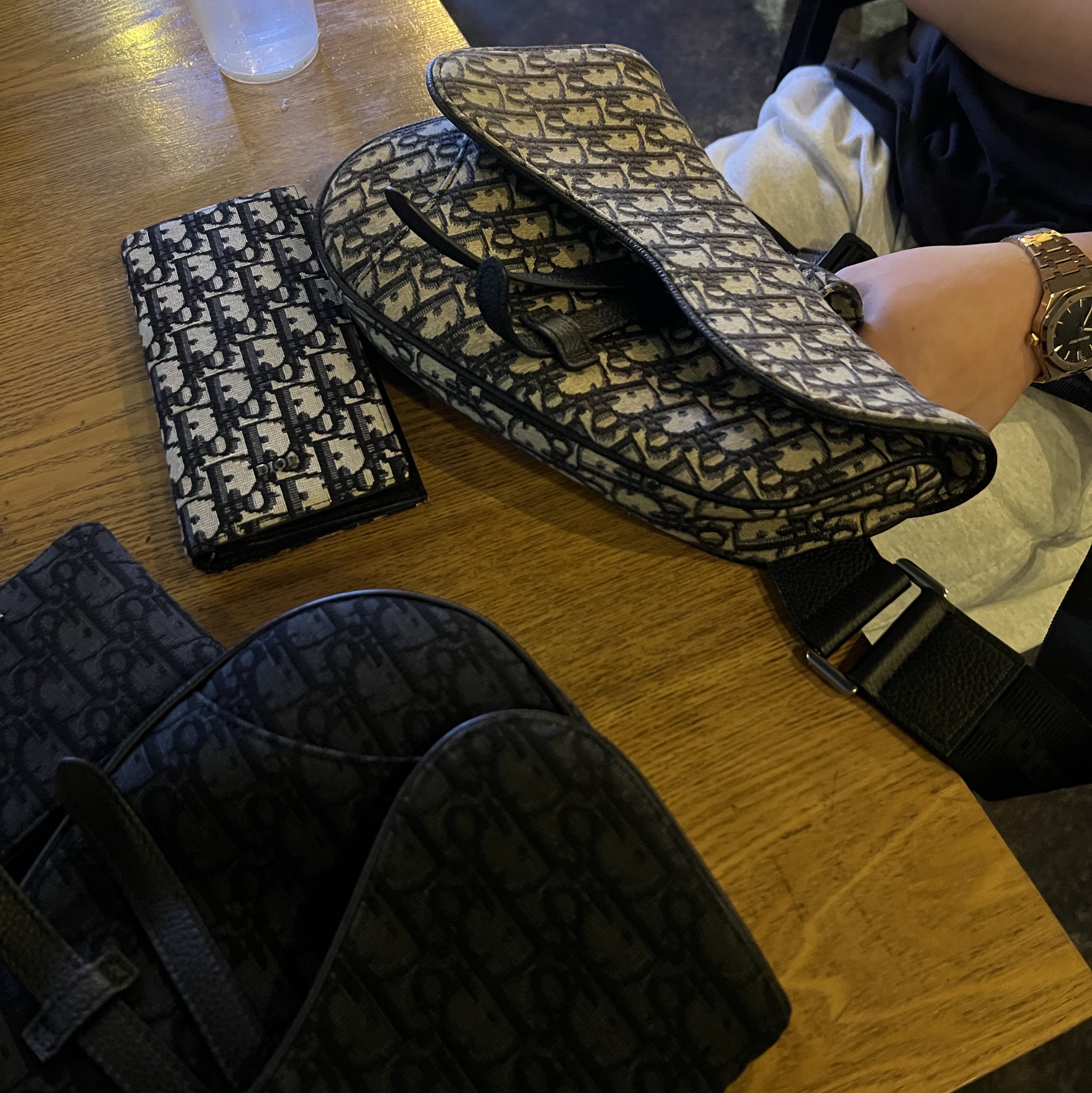 Dior Saddle Bag Black Dior Oblique Jacquard, Dior Saddle Bag Beige & Black Dior Oblique Jacquard 착용 스타일