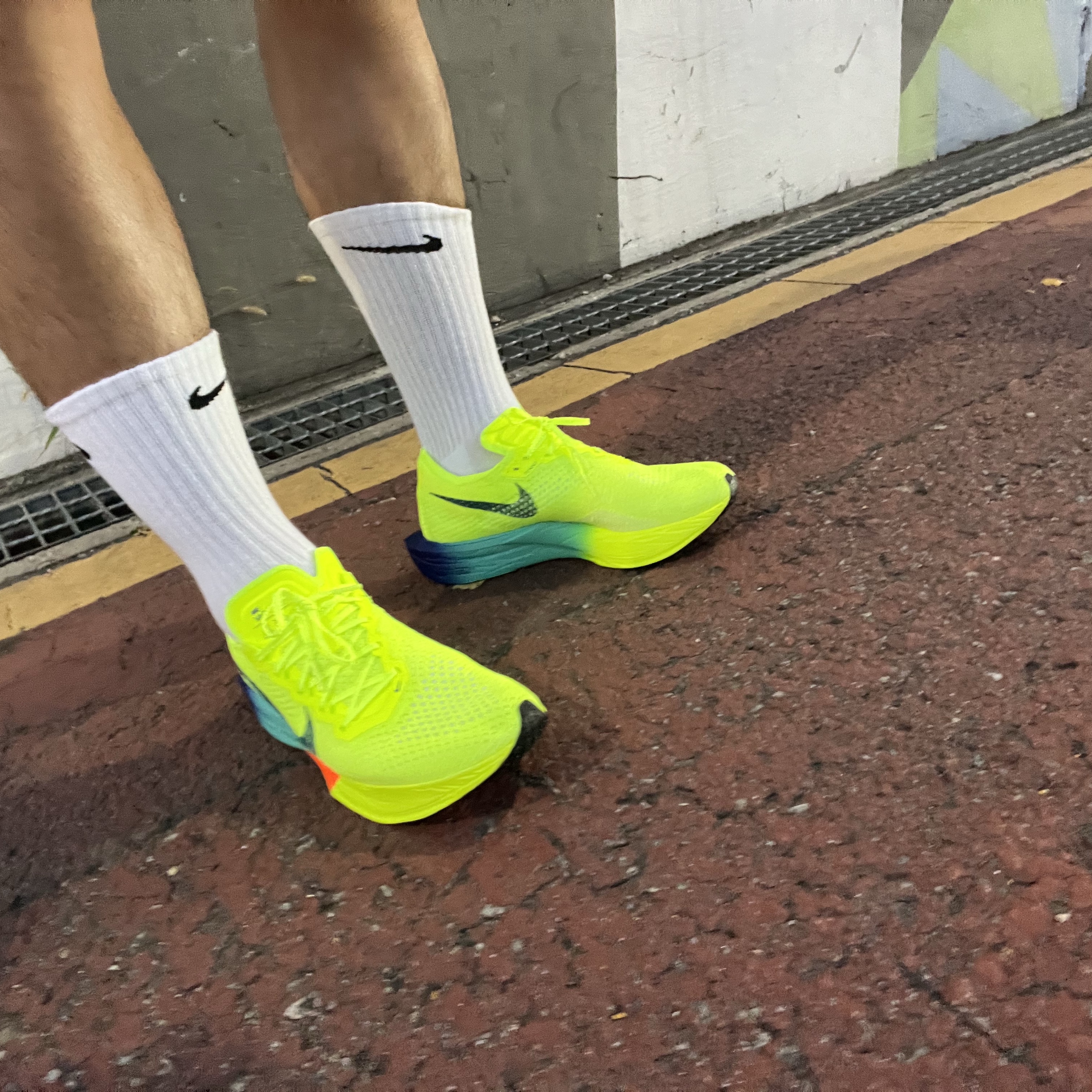 Nike ZoomX Vaporfly Next% 3 Volt Scream Green 착용 스타일 - 2