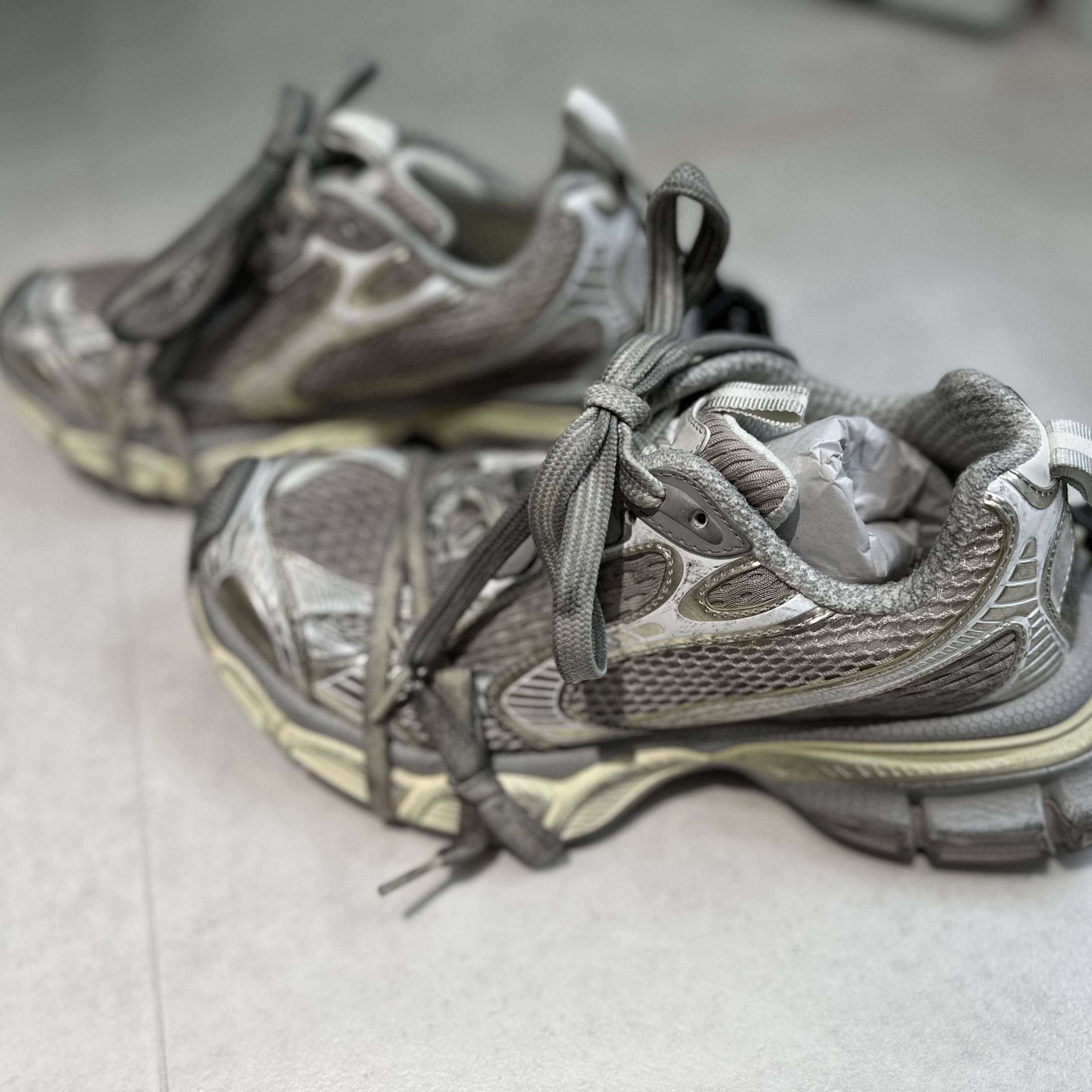 Balenciaga 3XL Sneakers Light Beige 착용 스타일 - 2