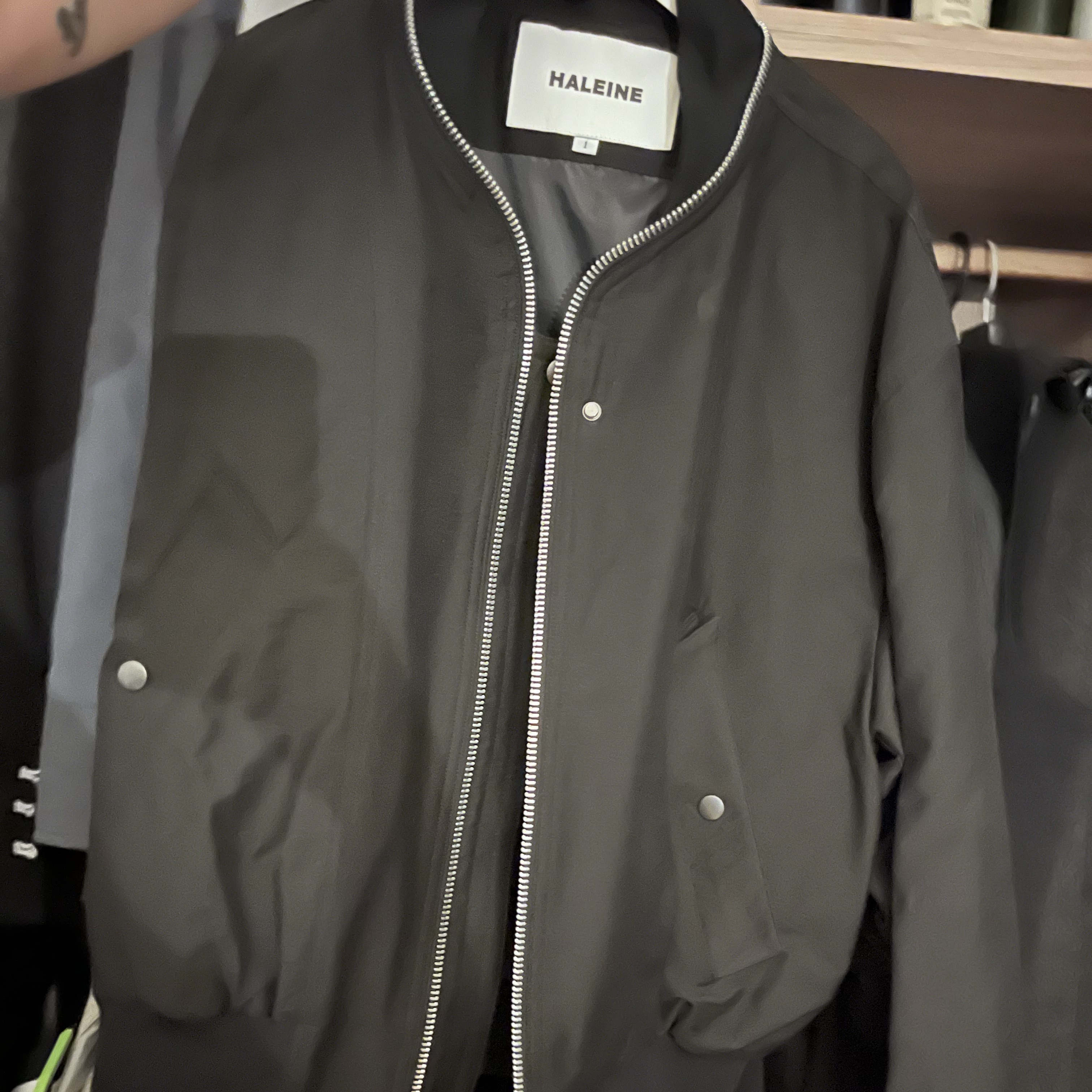 [KREAM 단독] Haleine Round Zipperneck 3D Blouson Black 착용 스타일
