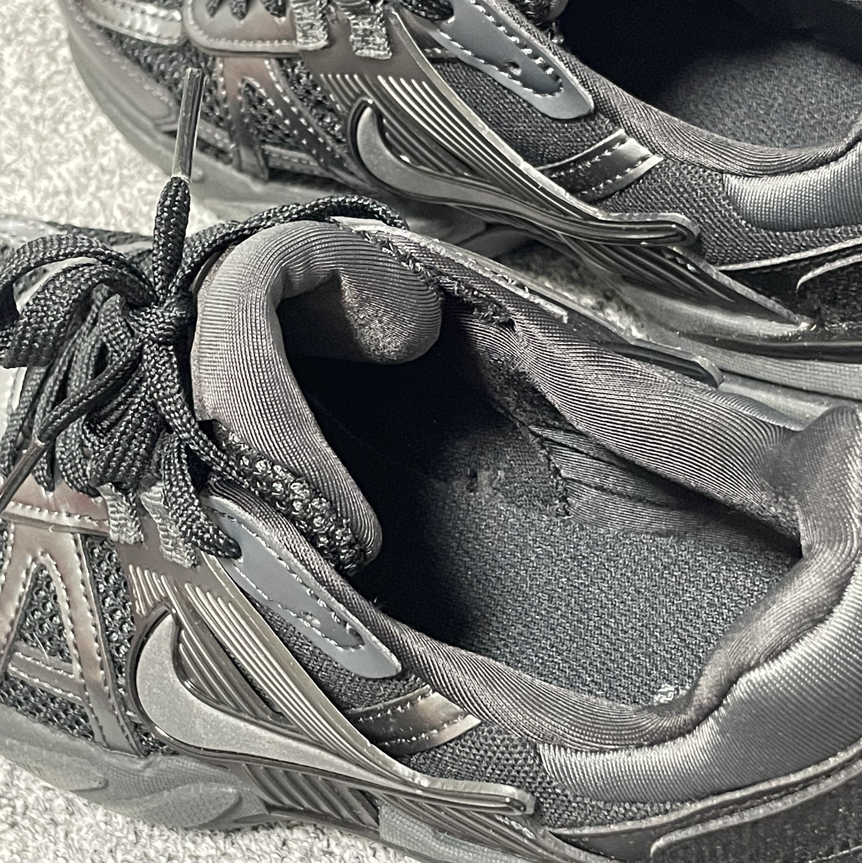 Nike V2K Run Black Anthracite 착용 스타일 - 1