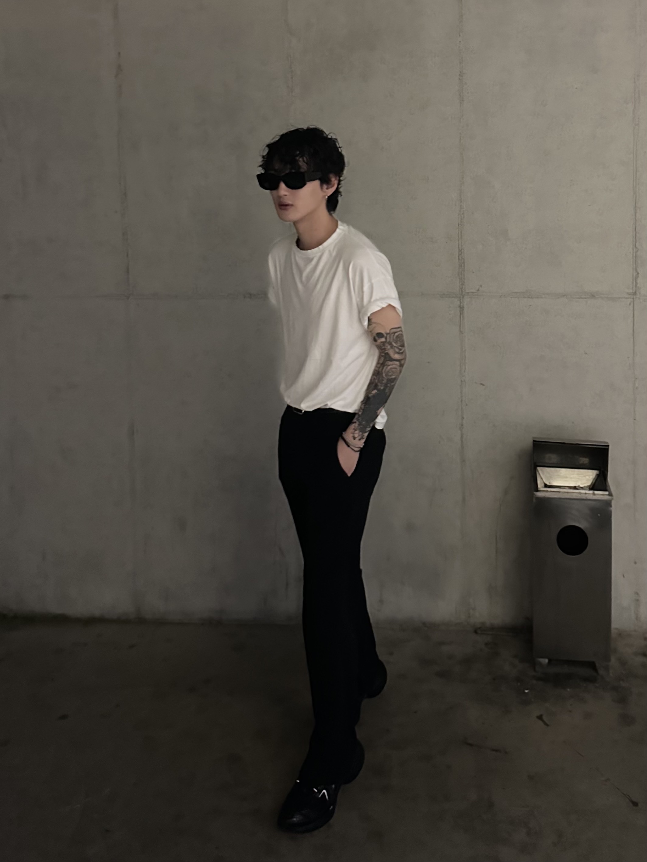 Givenchy TK-MX Runner Sneakers in Mesh Black 착용 스타일 - 1