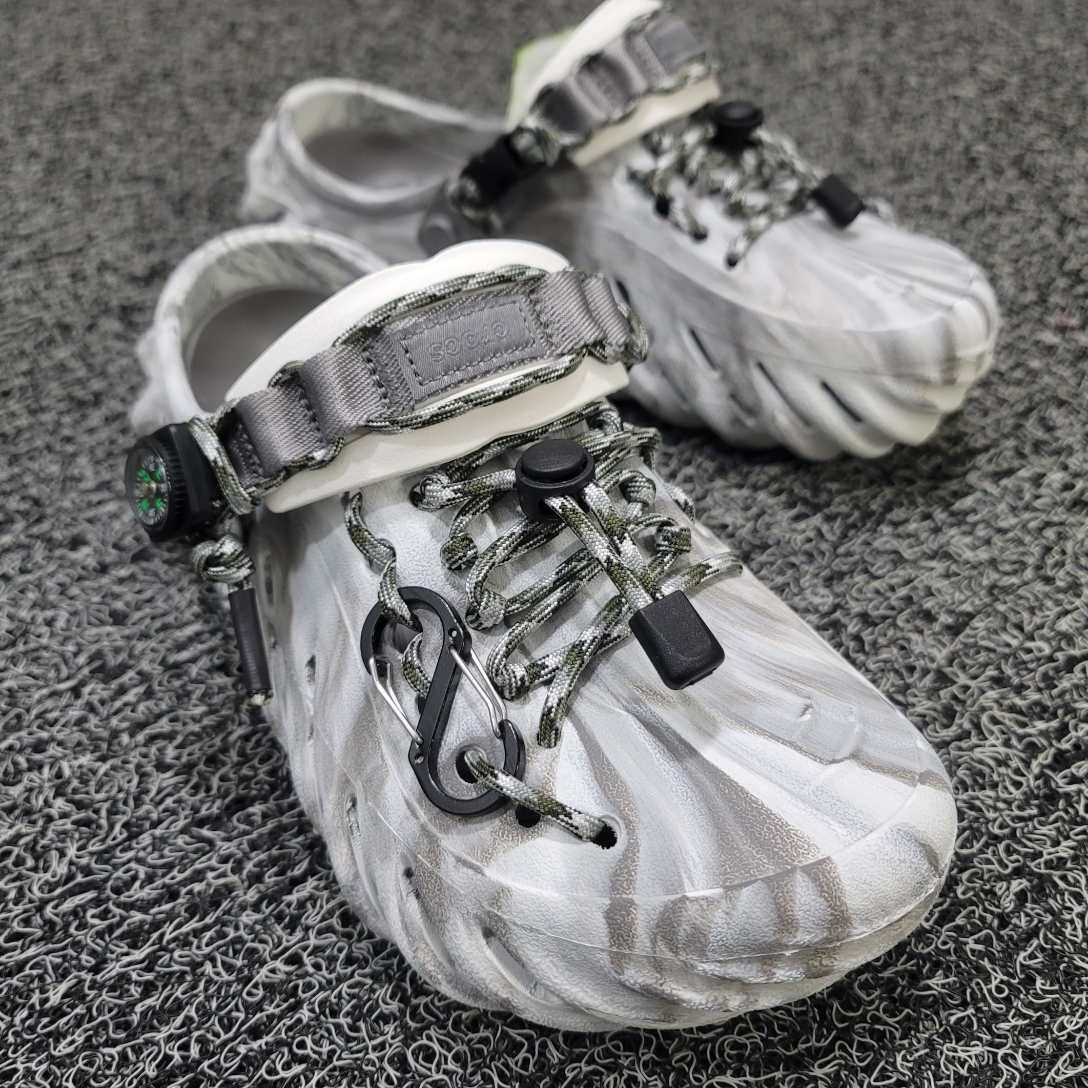 Crocs Echo Marbled Clog Moonlight Multi 착용 스타일 - 1
