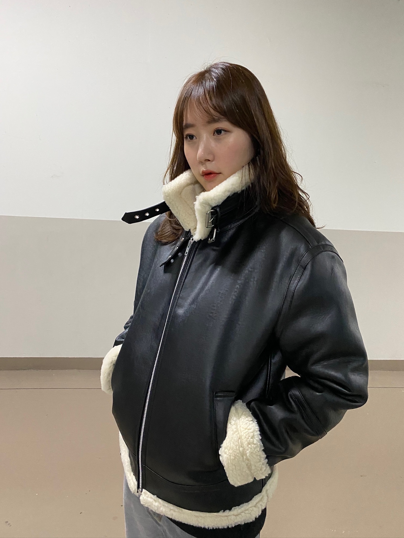 QT8 Garments GB B-3 Mouton Jacket Black/Beige, New Balance x Thisisneverthat 2002R White 착용 스타일 - 2