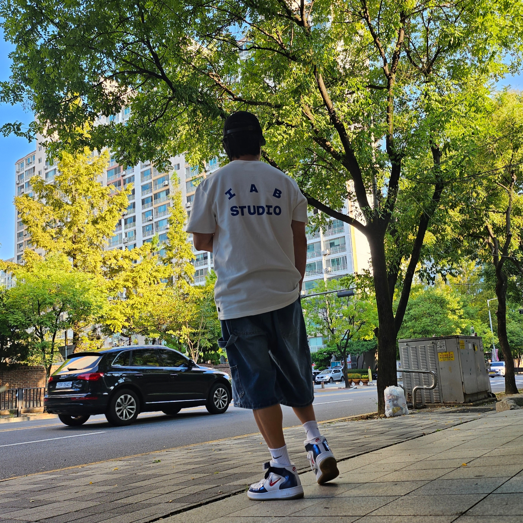 Nike Air Force 1 Mid QS University Red and Midnight Navy, IAB Studio 10th Anniversary T-Shirt White 착용 스타일 - 1