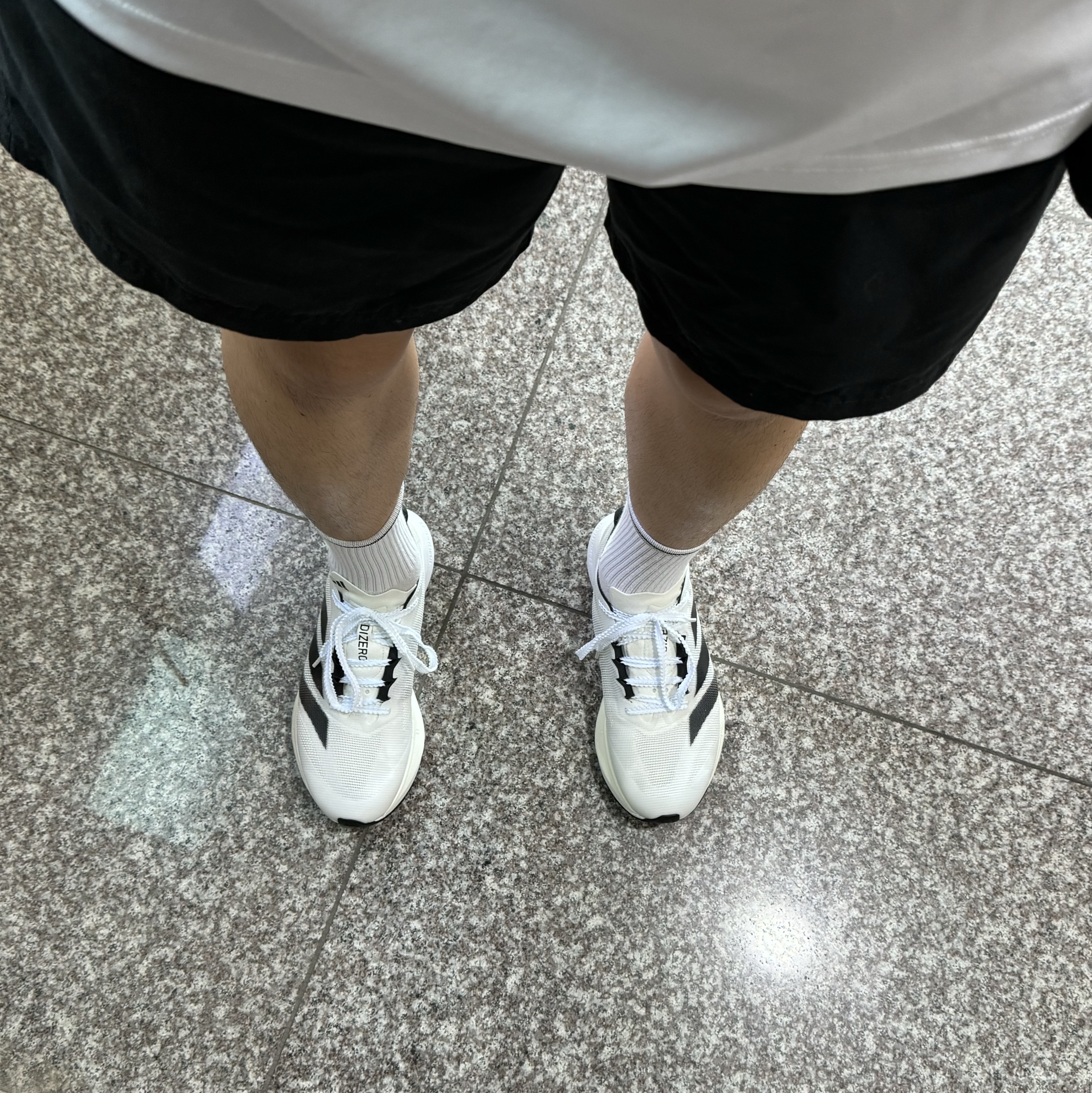 Adidas Adizero Boston 12 Cloud White Core Black Night Metallic 착용 스타일 - 2