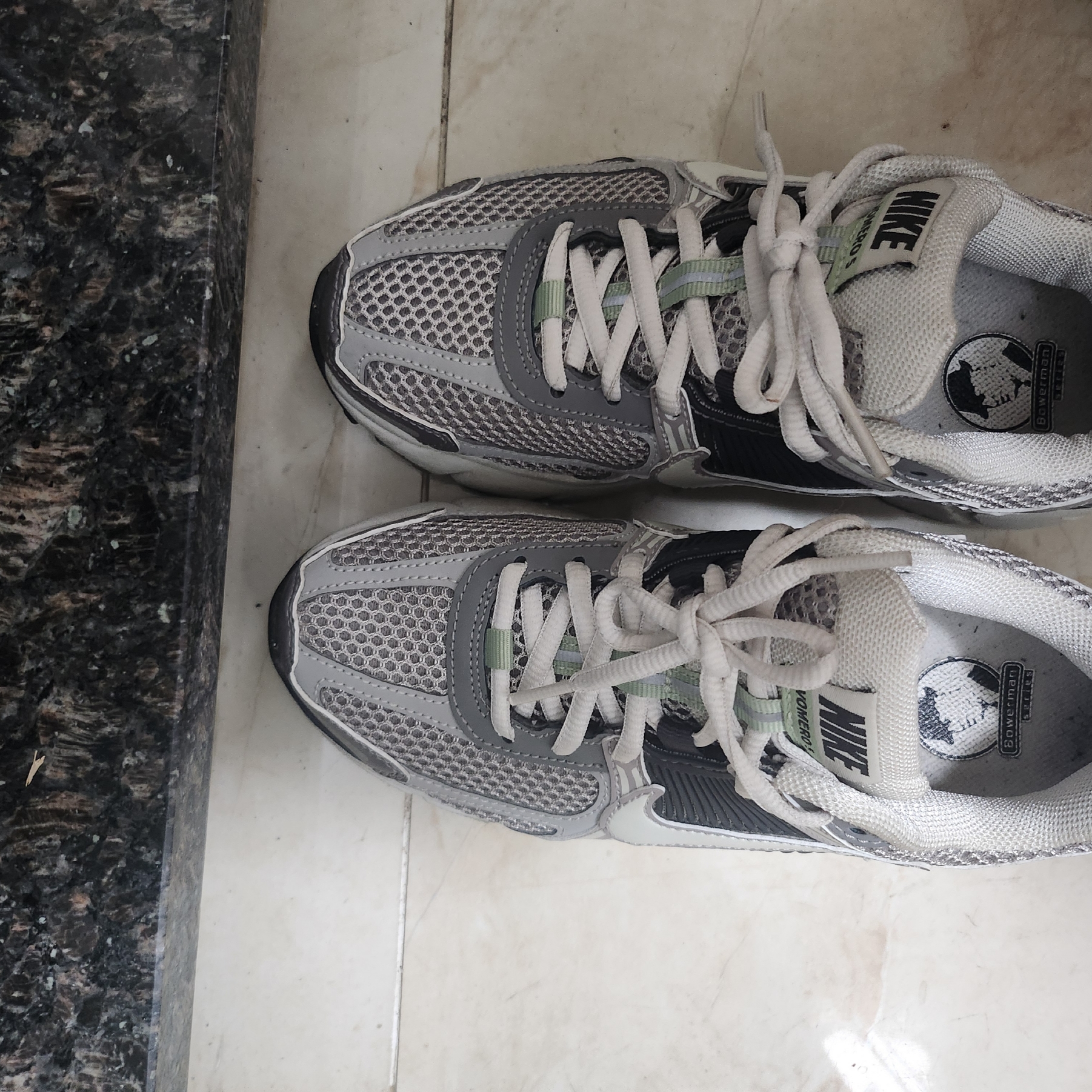 (W) Nike Zoom Vomero 5 Cobblestone and Flat Pewter 착용 스타일 - 2