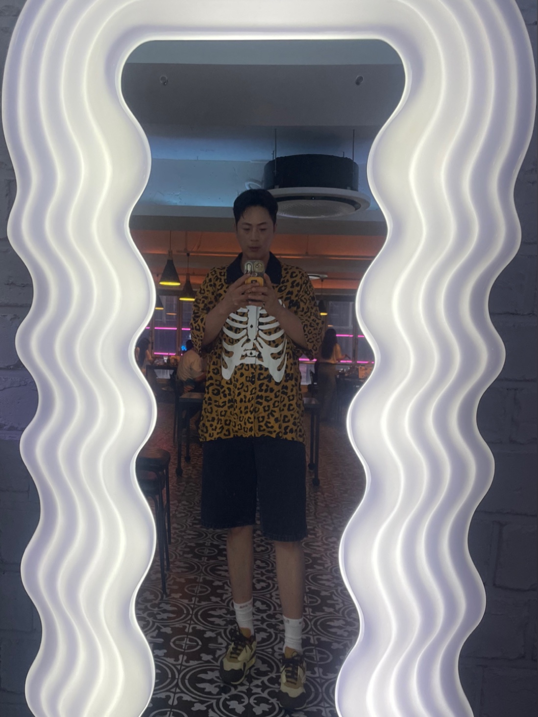Vans x Mark SBTG Skelleton Short Sleeve Shirt Brown, Nike x Travis Scott Air Max 1 Cact.us Brown 착용 스타일 - 1