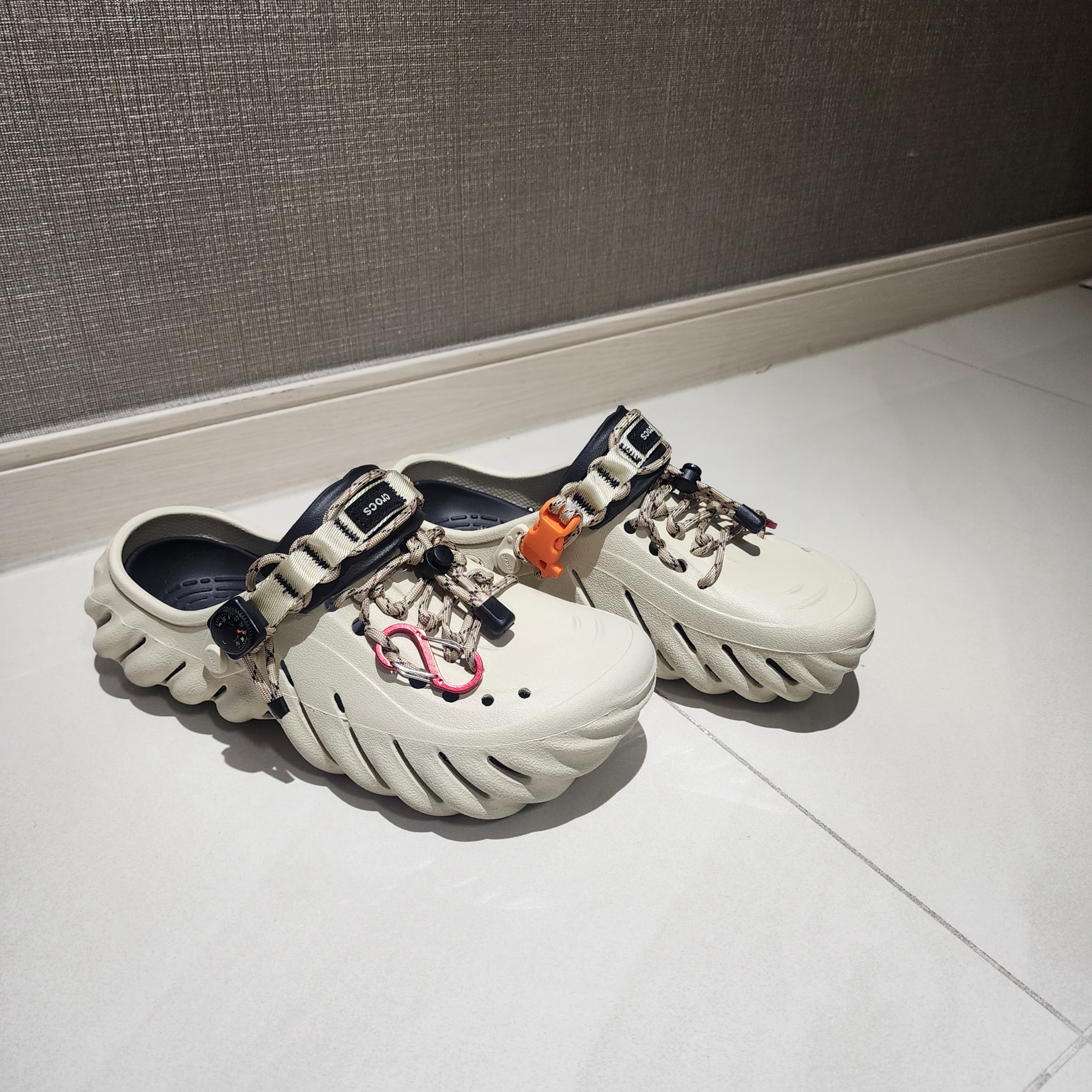 Crocs Echo Clog Bone Black 착용 스타일