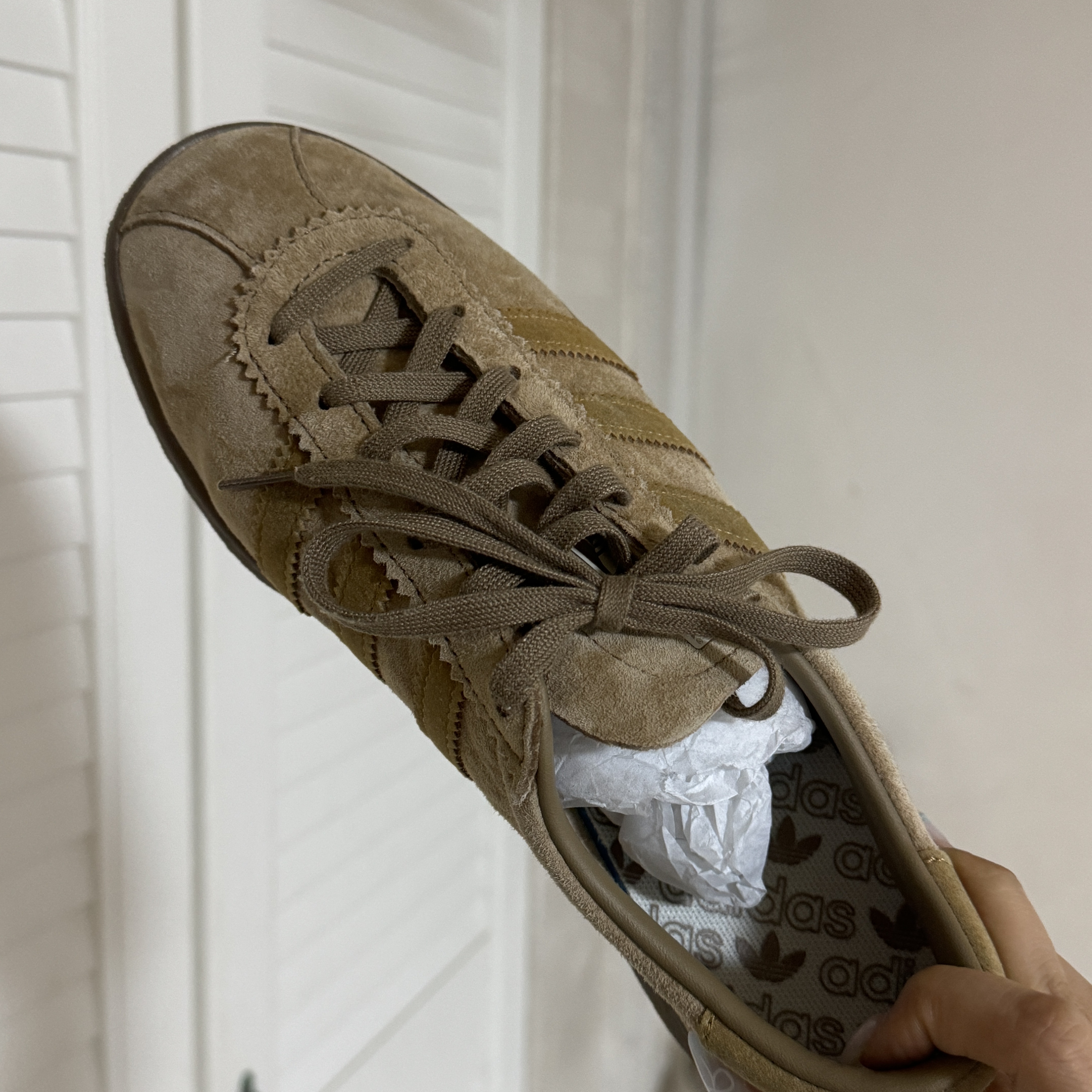 Adidas Tobacco Pantone Mesa 착용 스타일