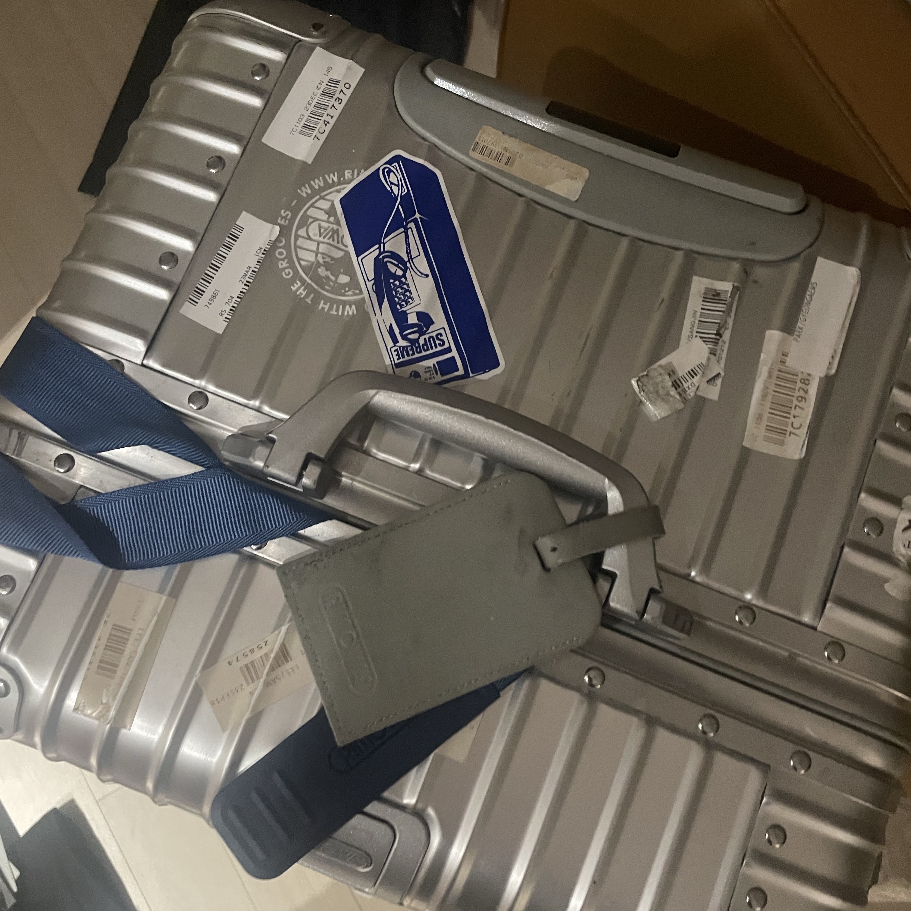 Rimowa Original Trunk Plus Aluminum Silver, Bottega Veneta Intrecciato Derby Shoes Graphite Black 착용 스타일 - 1