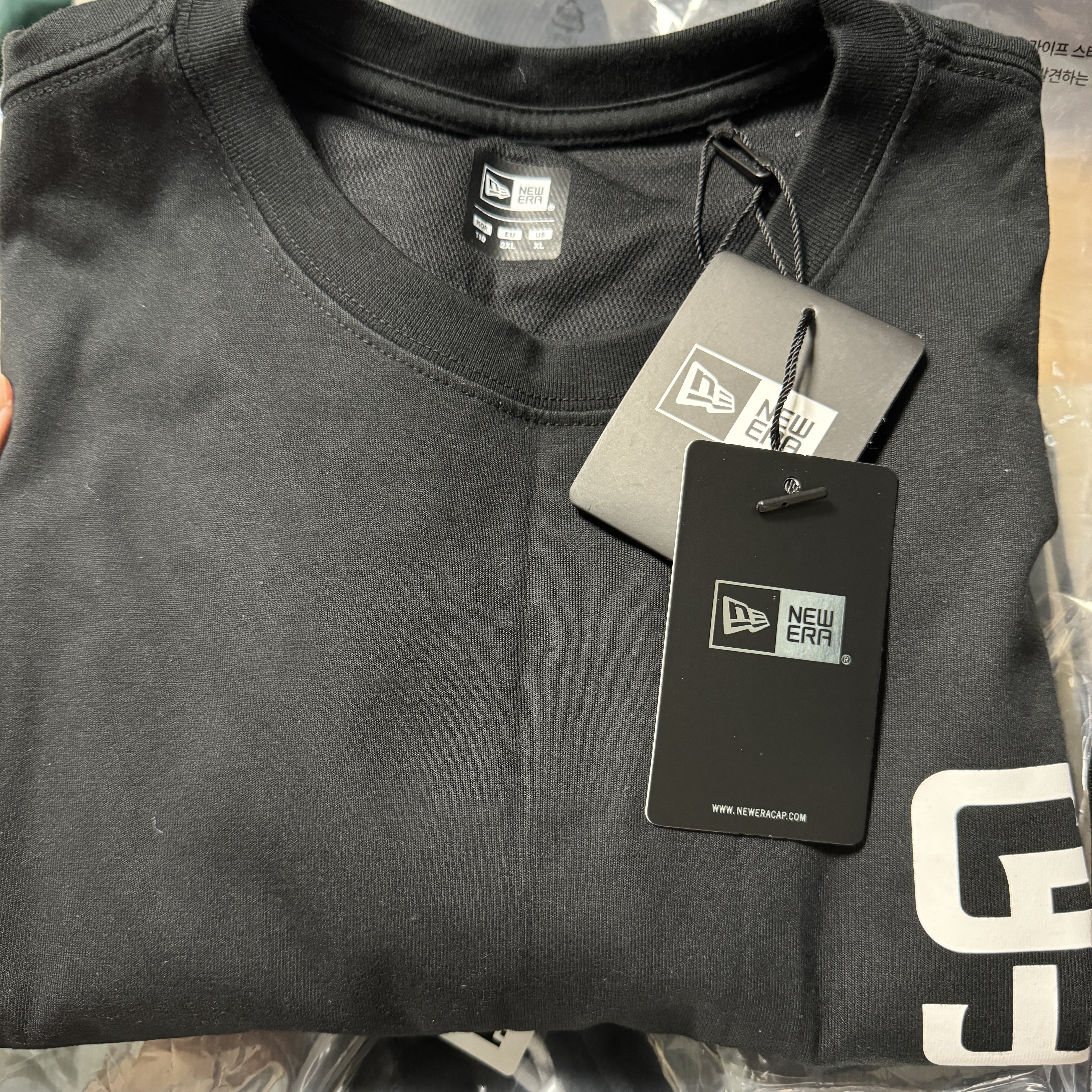 New Era MLB Seoul Series San Diego Padres T-Shirt Black 착용 스타일 - 1