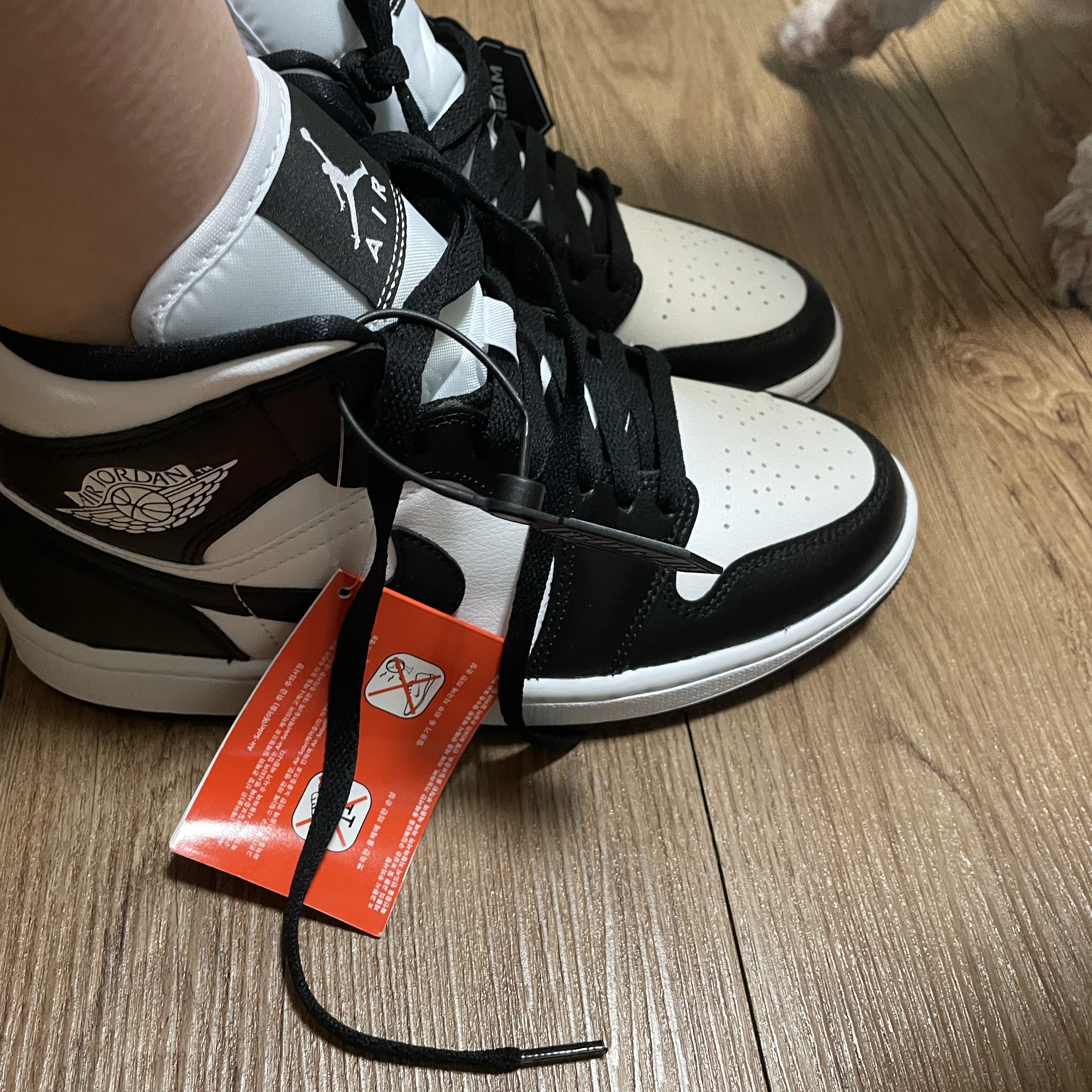 (W) Jordan 1 Mid White Black 착용 스타일 - 1