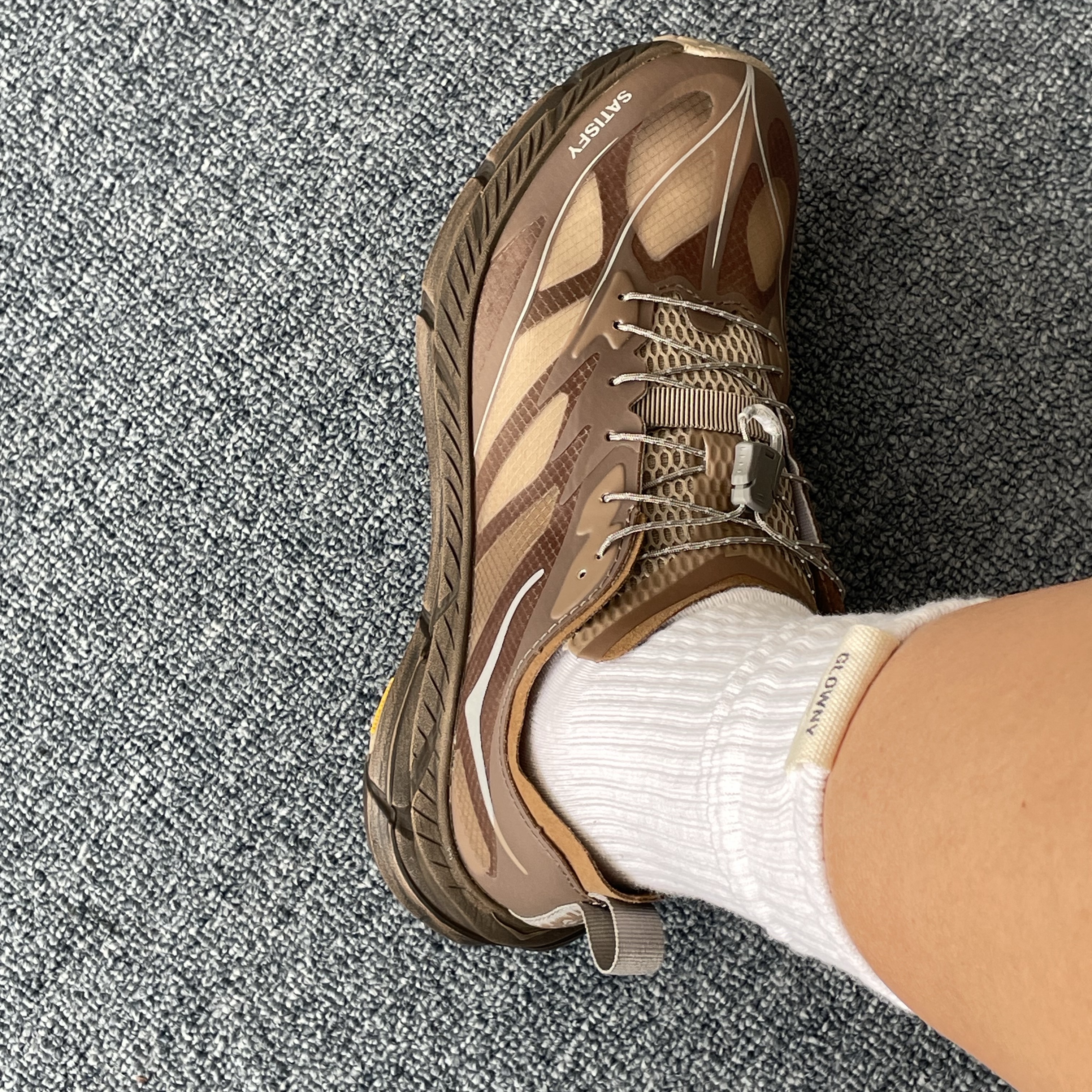 Hoka x Satisfy Mafate Speed 4 Lite Rubber 착용 스타일 - 1