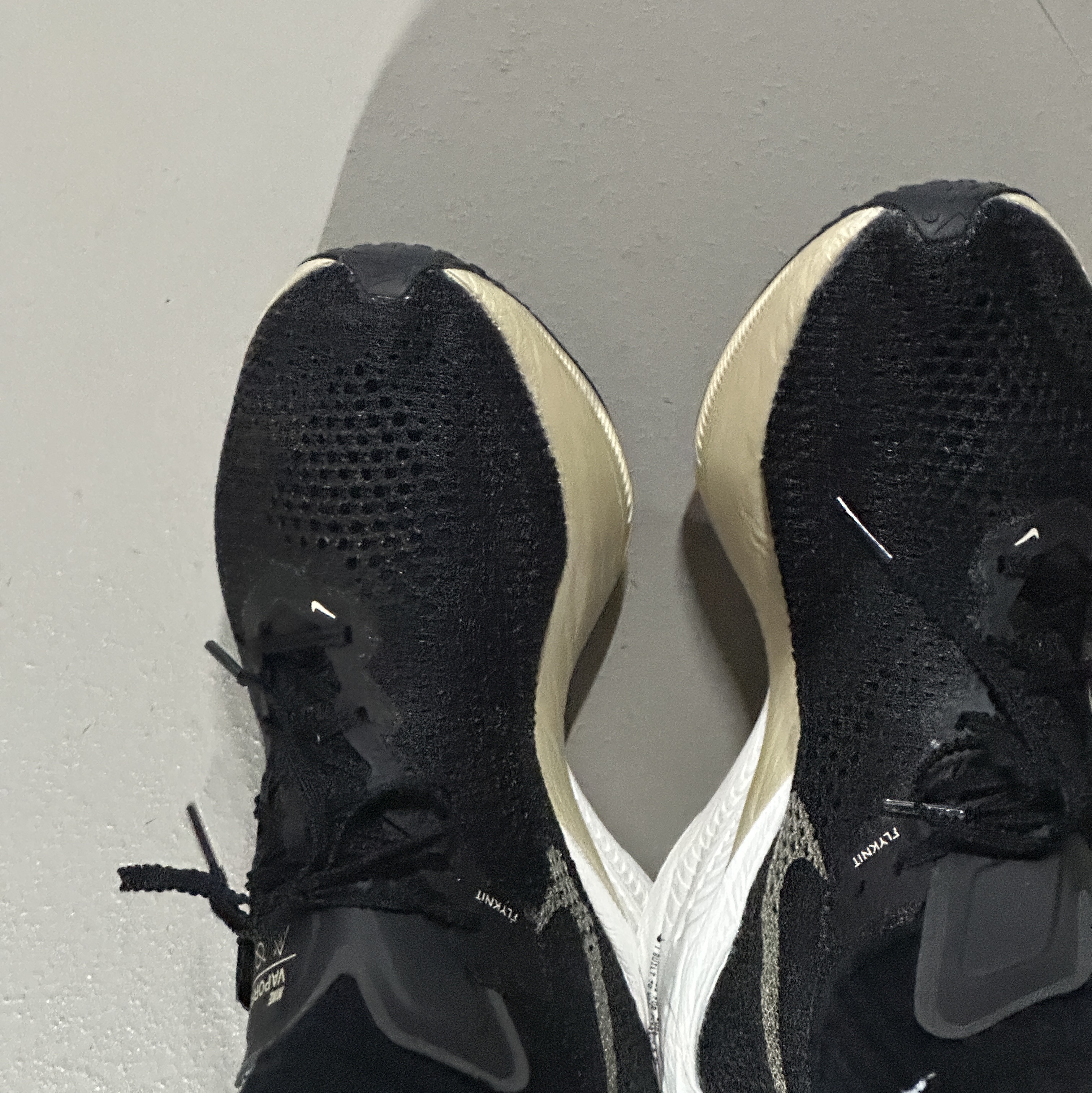 Nike ZoomX Vaporfly Next% 3 Black Metallic Gold Grain 착용 스타일