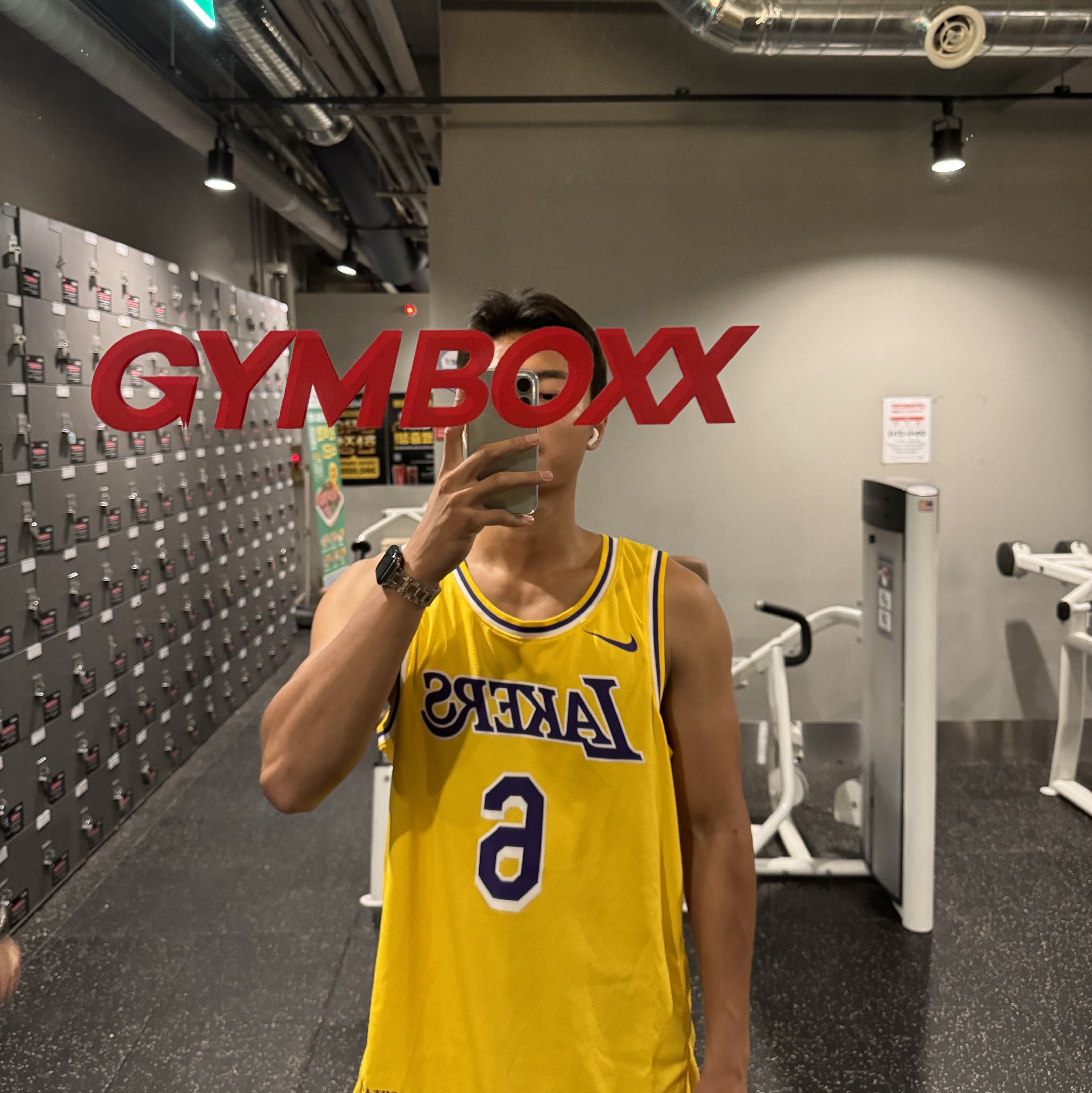 Nike LeBron James LA Lakers Icon Edition Jersey Amarillo 착용 스타일
