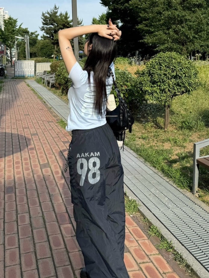 [KREAM 단독] Safarispot 1/2 Basic Safari T-Shirt Sky, Balenciaga Le Cagole Small Shoulder Bag Black 착용 스타일 - 1