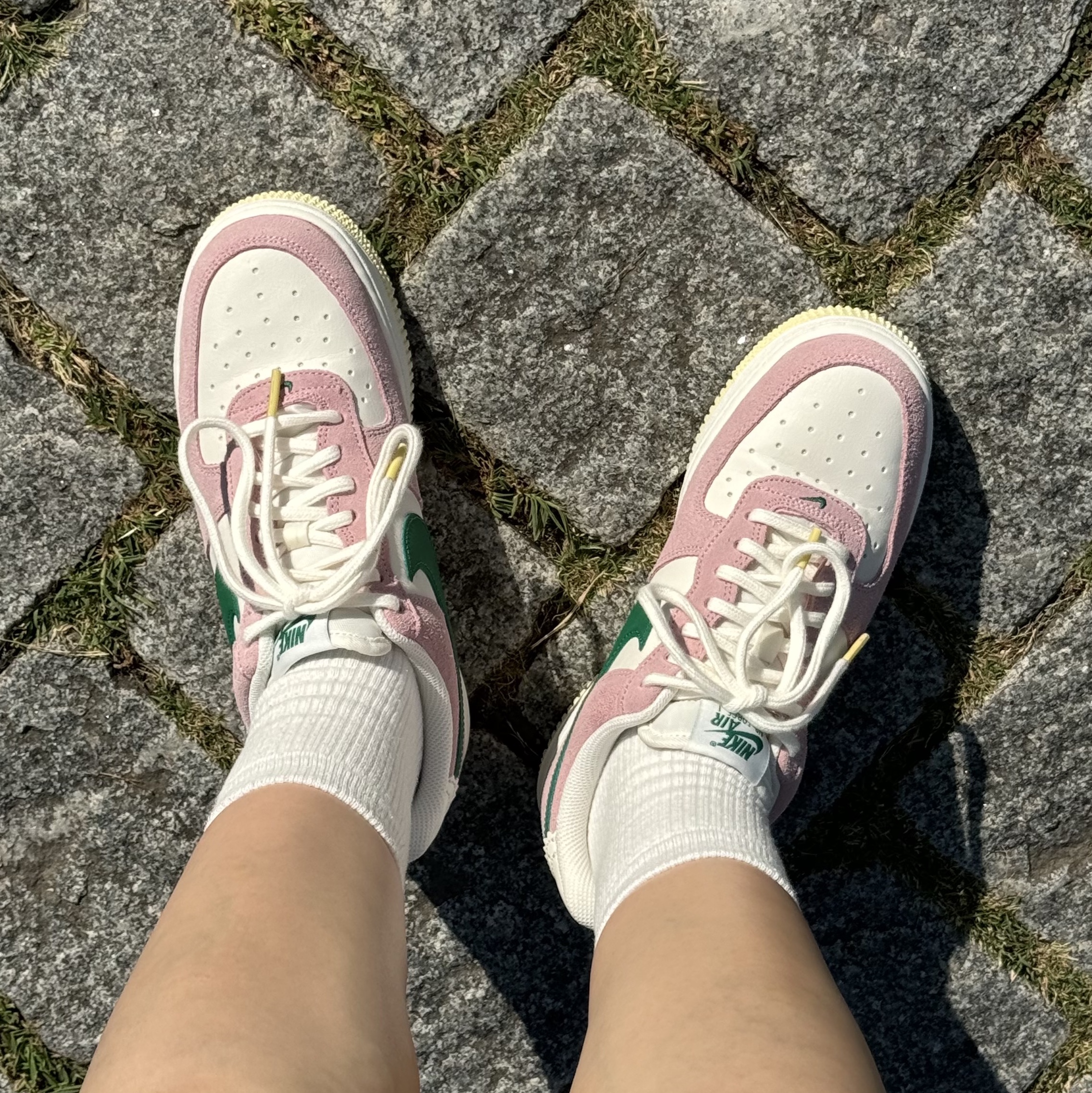 Nike Air Force 1 '07 Sail Medium Soft Pink 착용 스타일