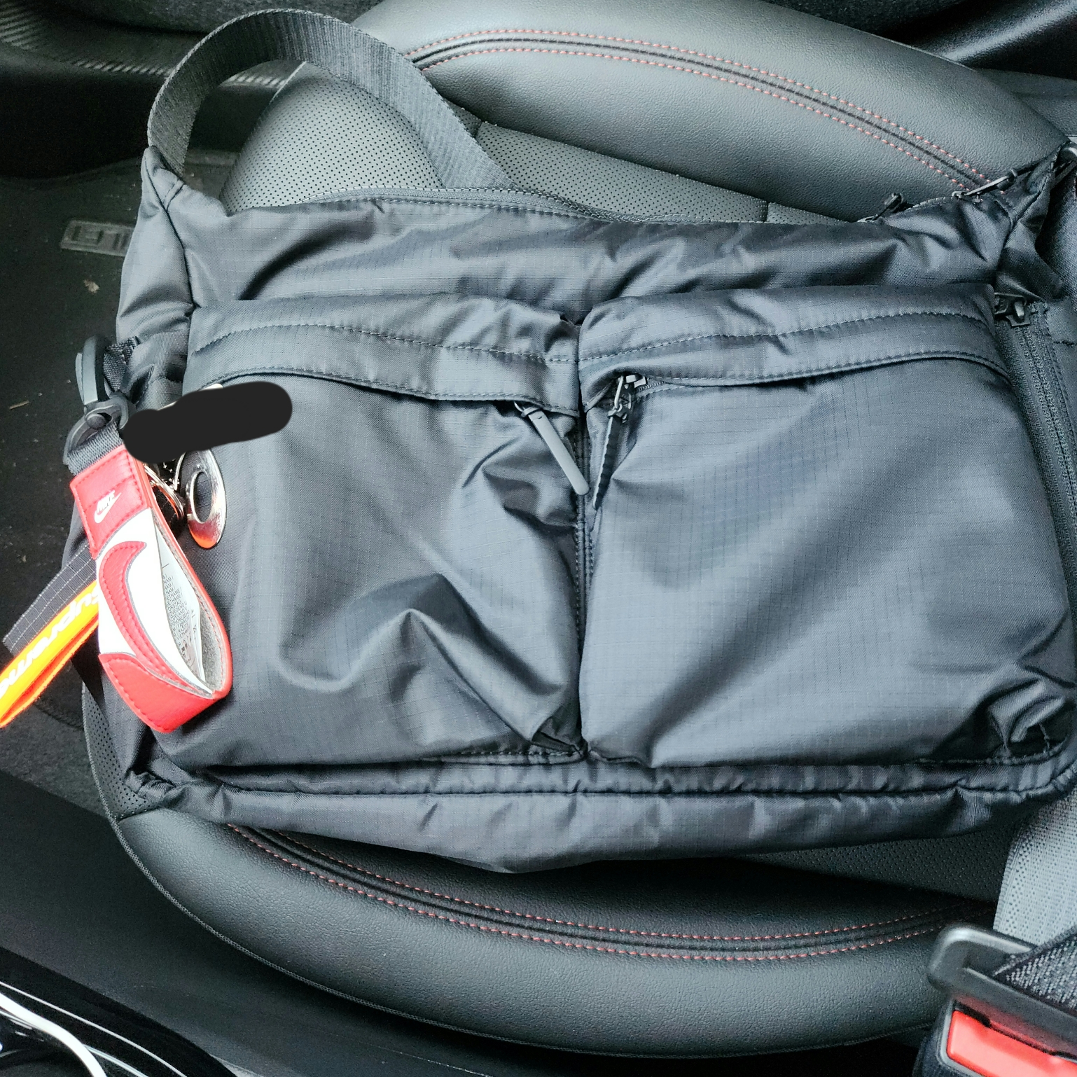 Uniqlo Multi Pocket Shoulder Bag Black 착용 스타일 - 1