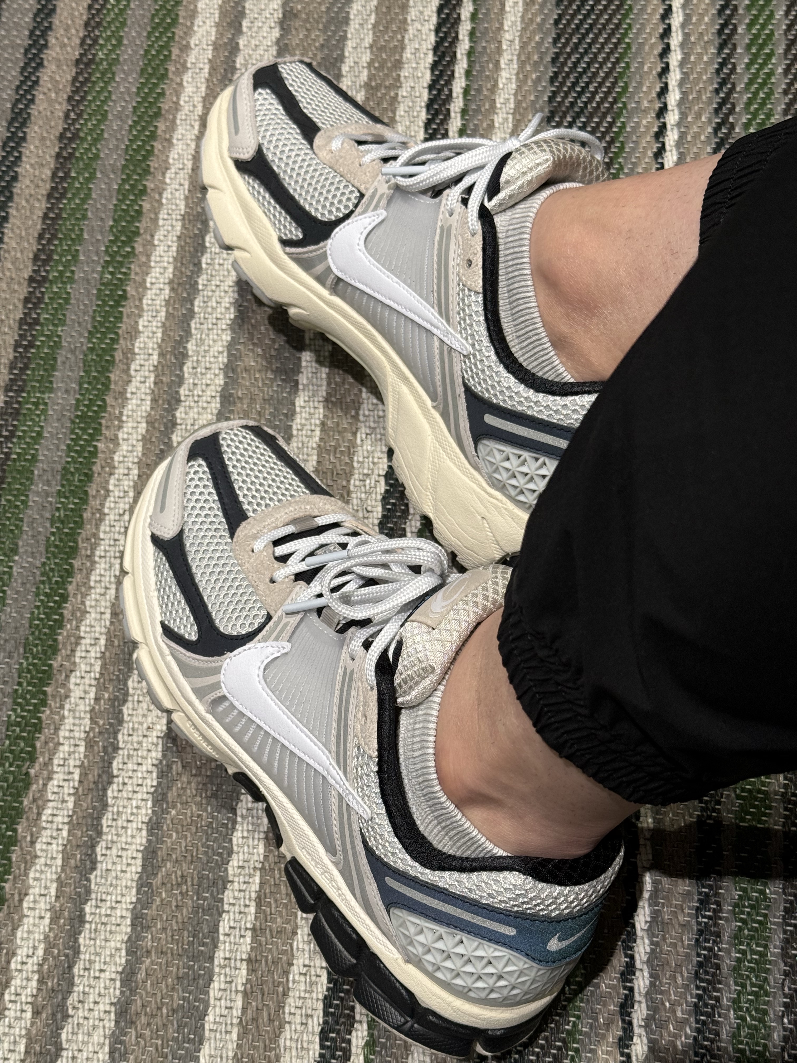 Nike Zoom Vomero 5 Light Bone and Black 착용 스타일