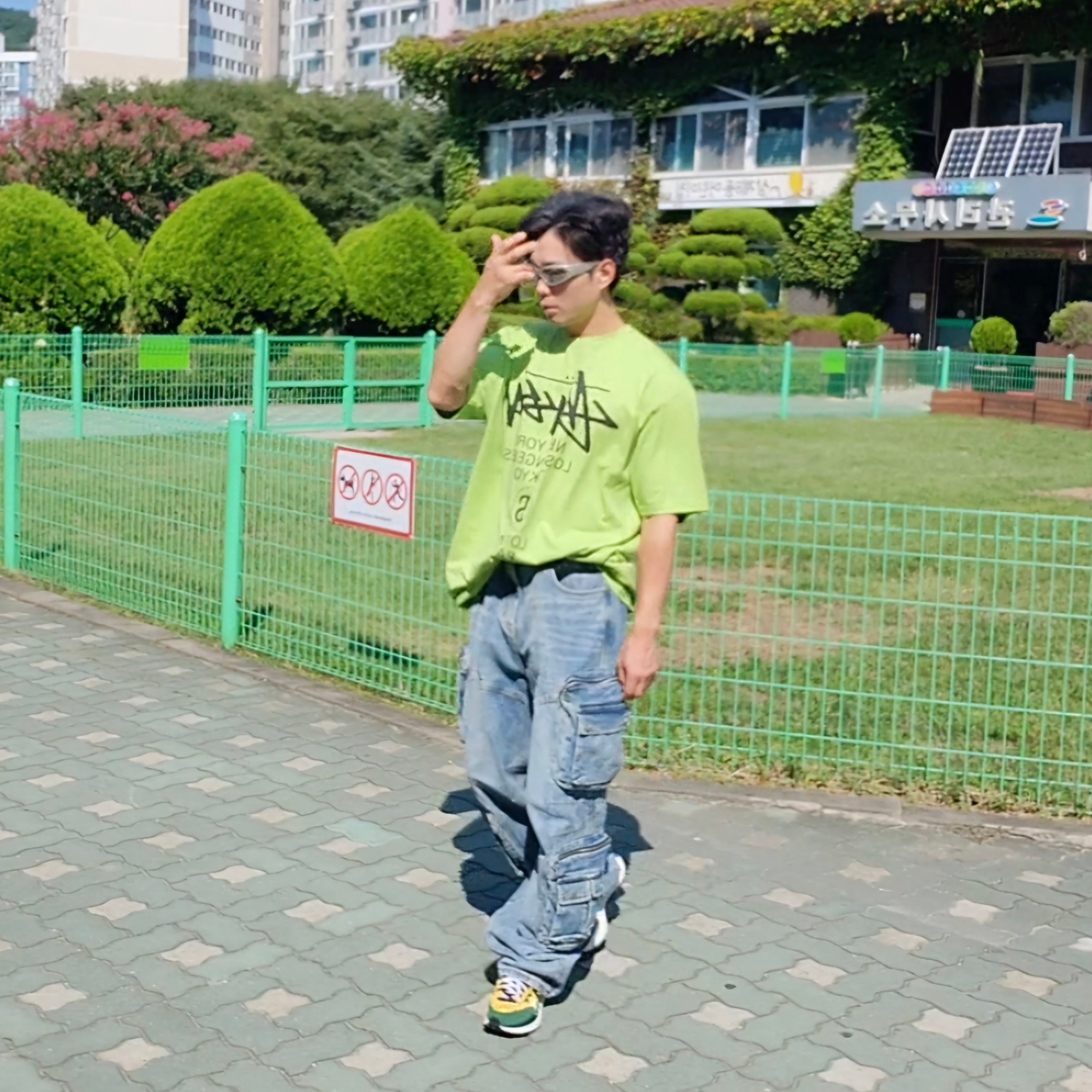 Stussy World Tour T-Shirt Tea 2023, Balenciaga Swift Oval Sunglasses Silver 착용 스타일 - 3