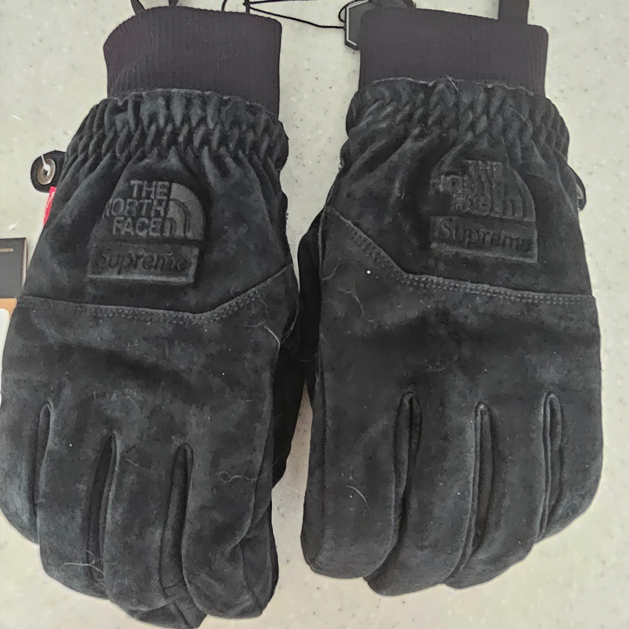 Supreme x The North Face Suede Glove Black - 23FW 착용 스타일