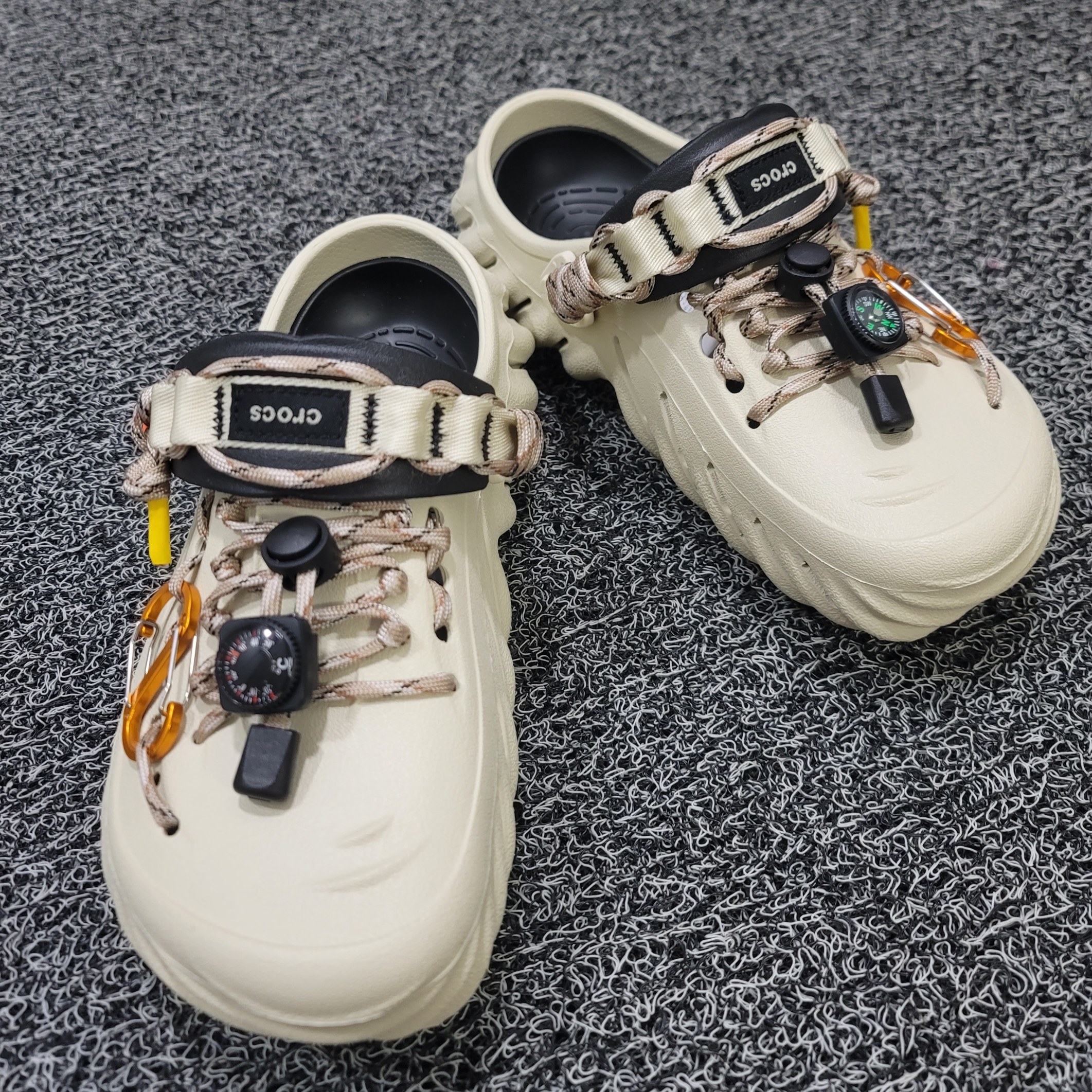 Crocs Echo Clog Bone Black 착용 스타일 - 3