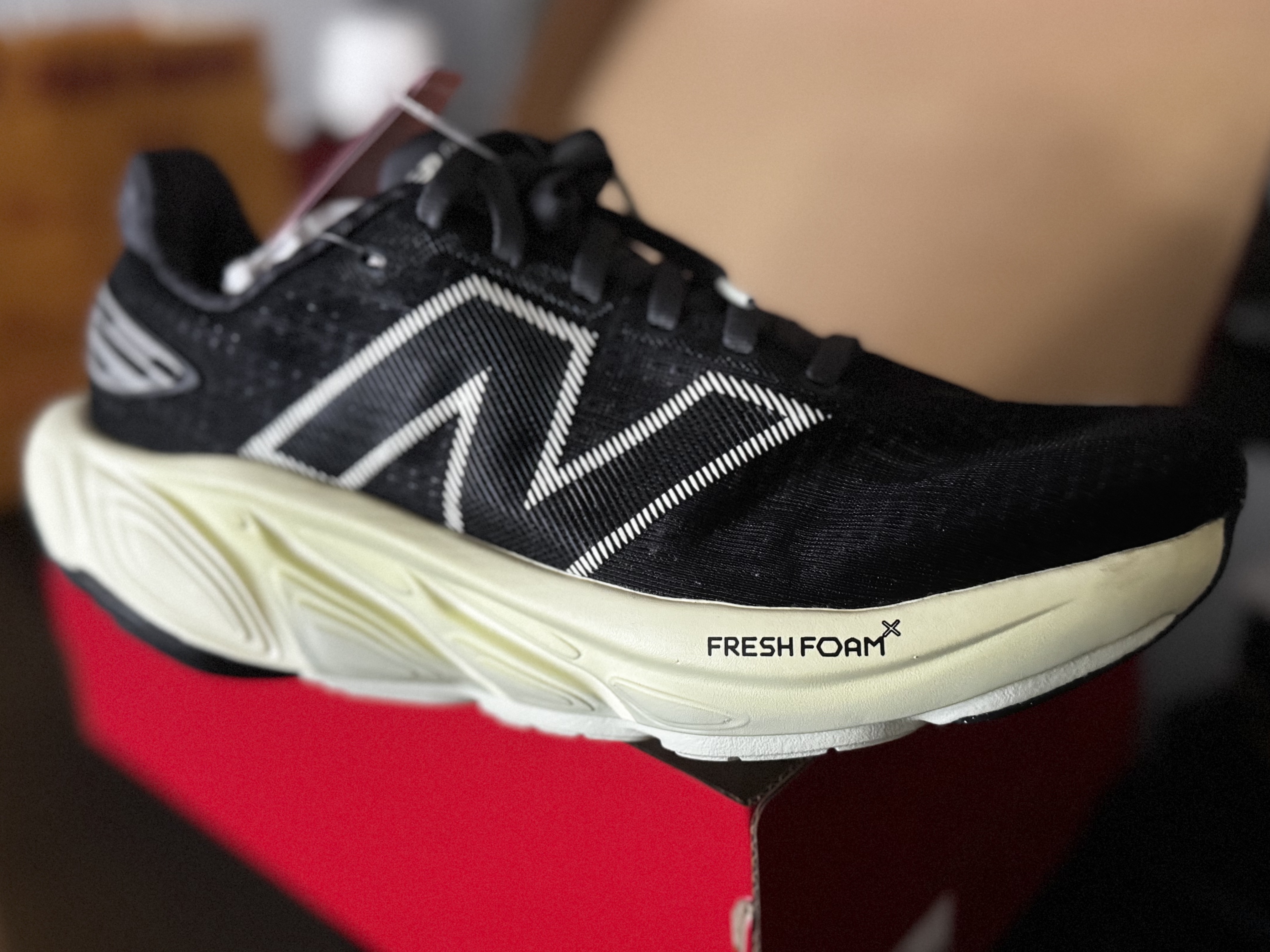 New Balance Fresh Foam X Balos Black Ambient Light - D Standard 착용 스타일