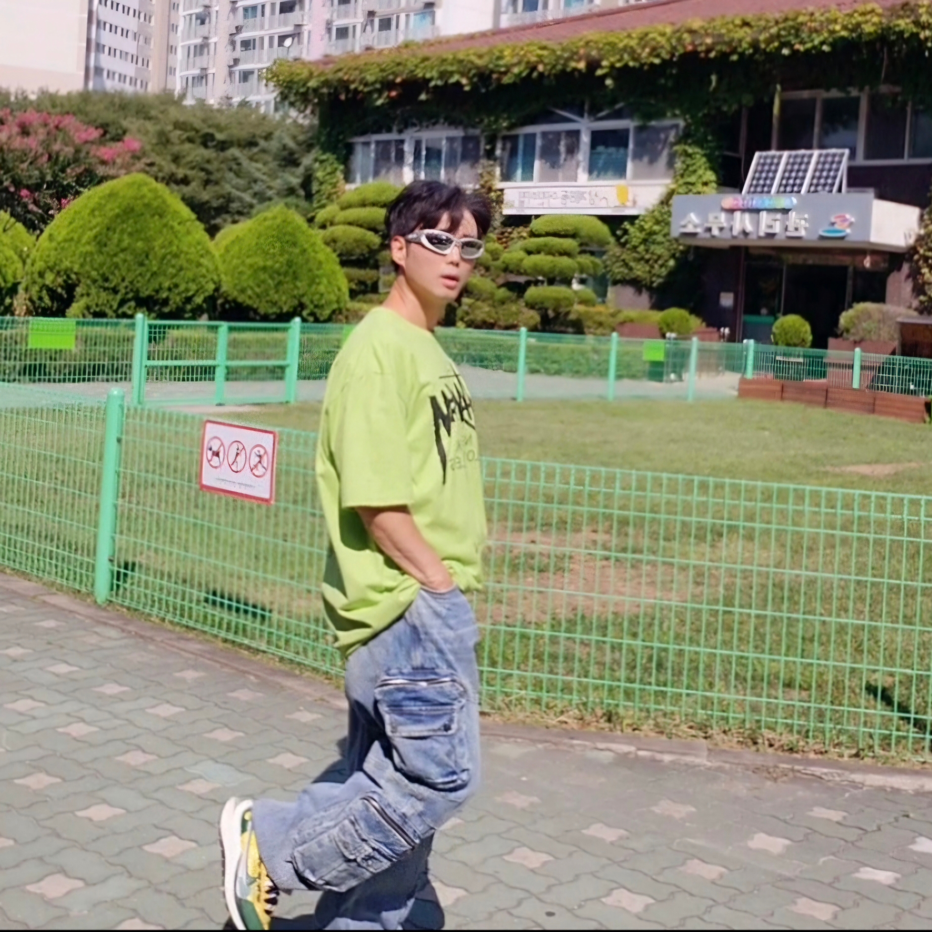 Stussy World Tour T-Shirt Tea 2023, Balenciaga Swift Oval Sunglasses Silver 착용 스타일 - 5