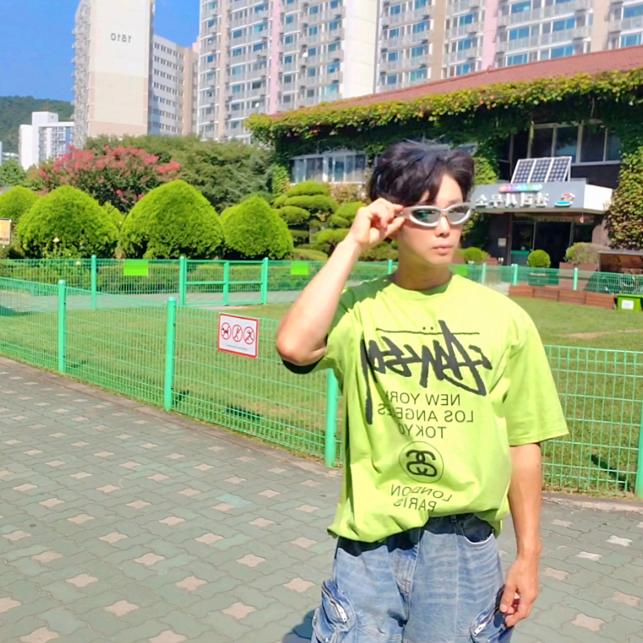 Stussy World Tour T-Shirt Tea 2023, Balenciaga Swift Oval Sunglasses Silver 착용 스타일 - 1