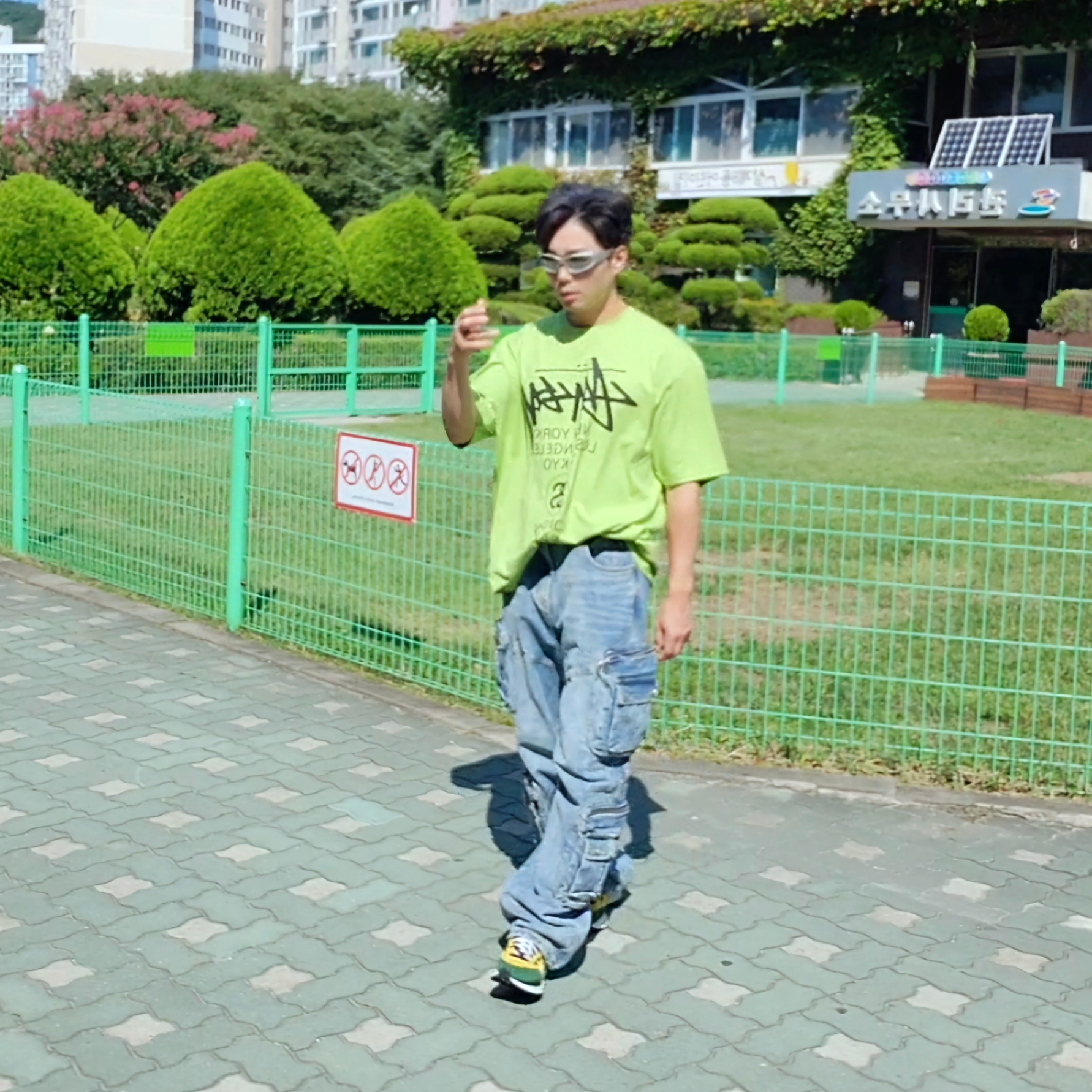 Stussy World Tour T-Shirt Tea 2023, Balenciaga Swift Oval Sunglasses Silver 착용 스타일 - 4