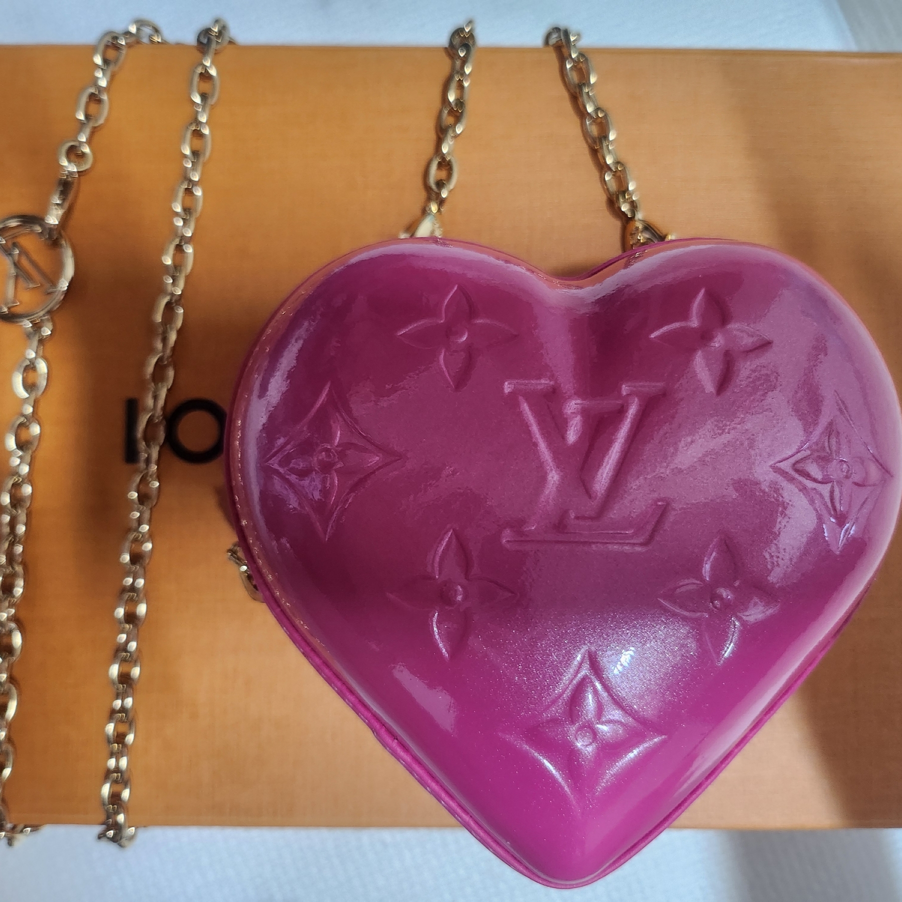 Louis Vuitton Keep My Heart Neon Pink 착용 스타일