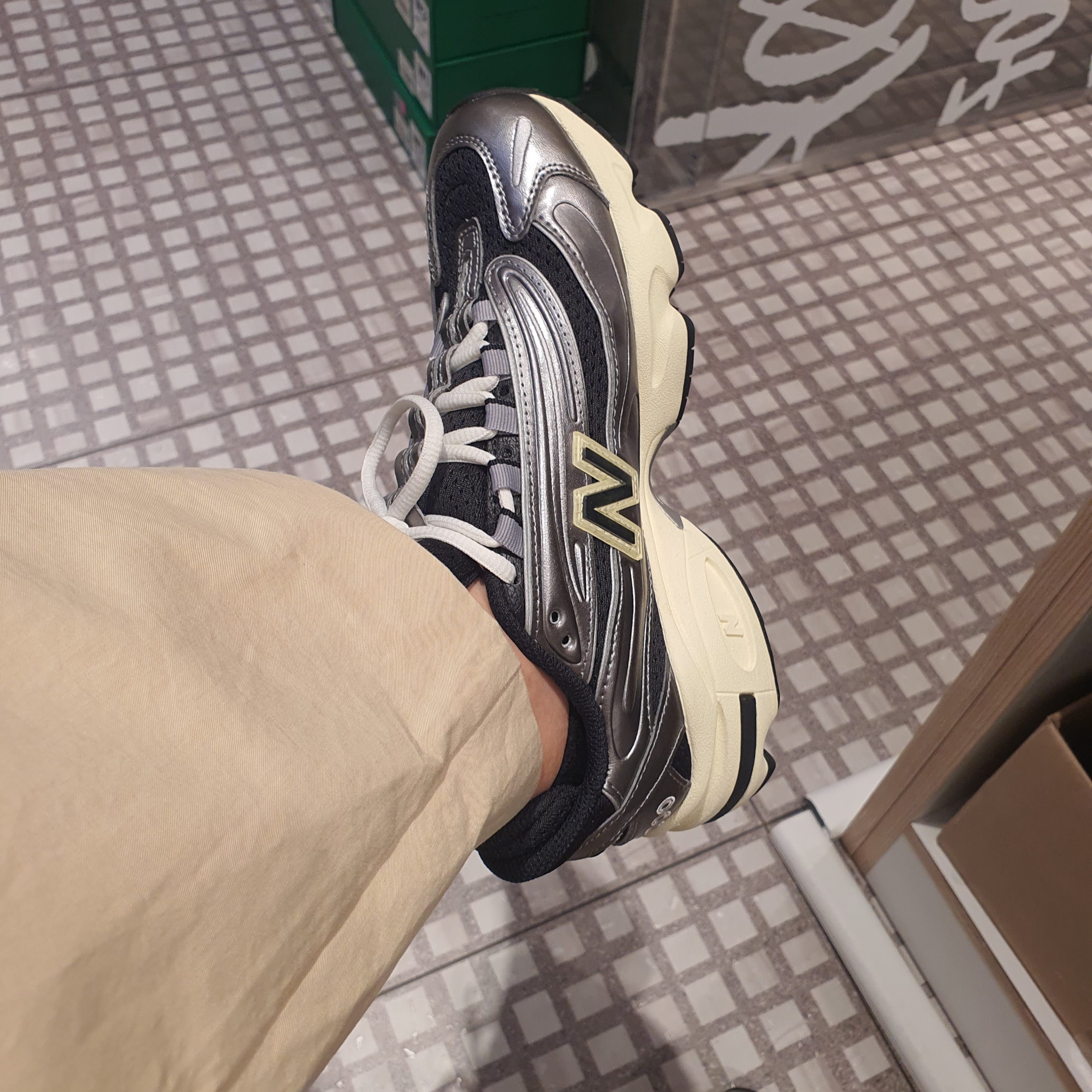 New Balance 1000 Silver Metallic Black 착용 스타일