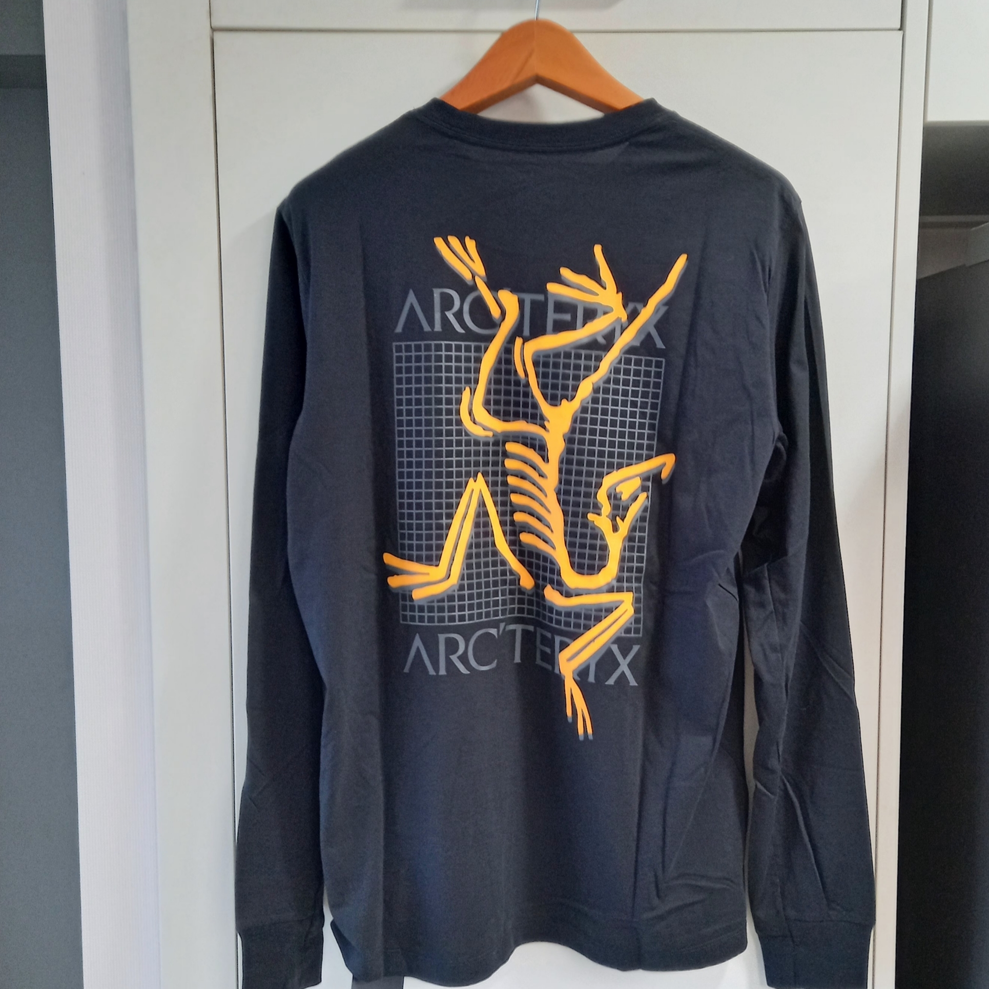 Arc'teryx Arc'Multi Bird Logo LS T-Shirt Black 착용 스타일 - 1