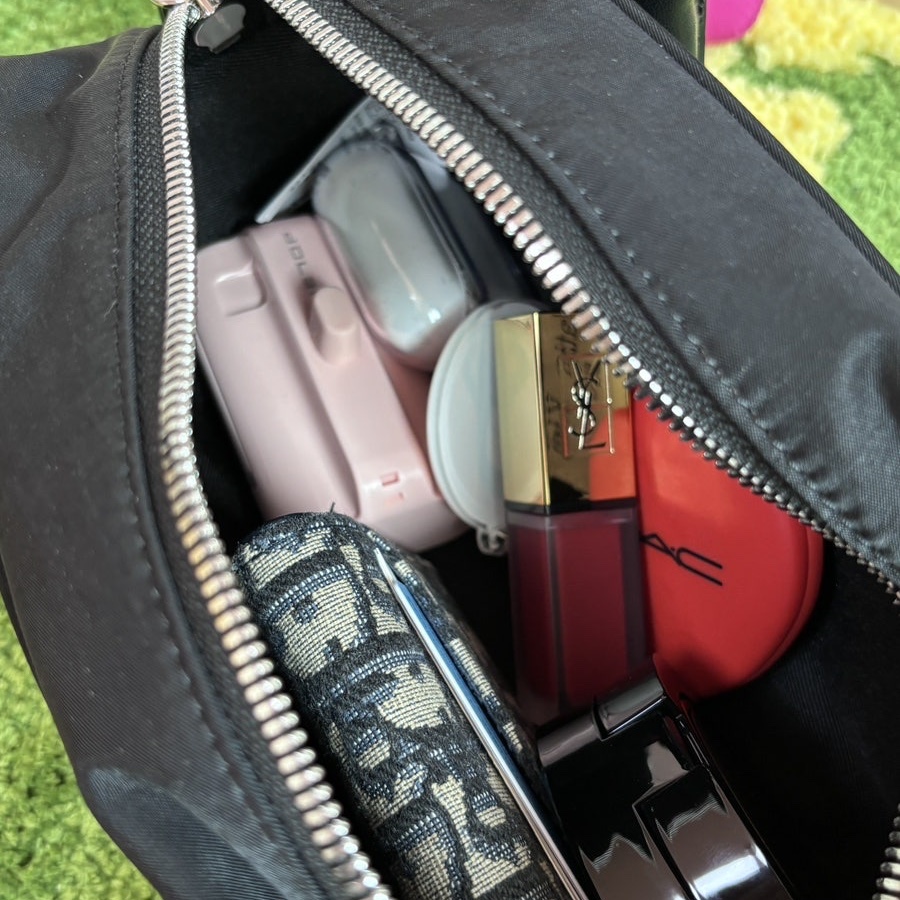 Matin Kim Baby Sporty Tote Bag Black 착용 스타일 - 2