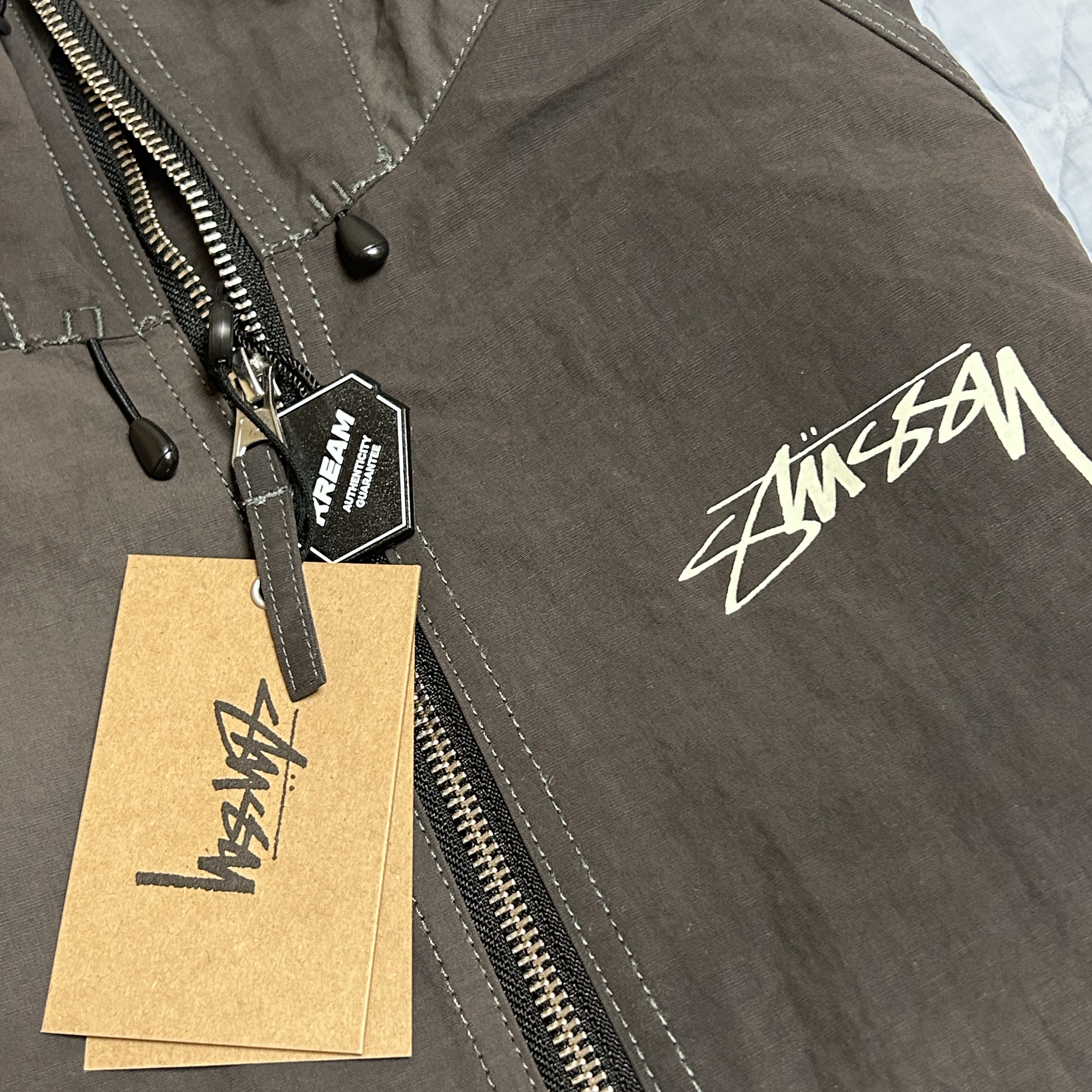 Stussy Wave Dye Beach Shell Jacket Black 착용 스타일 - 2