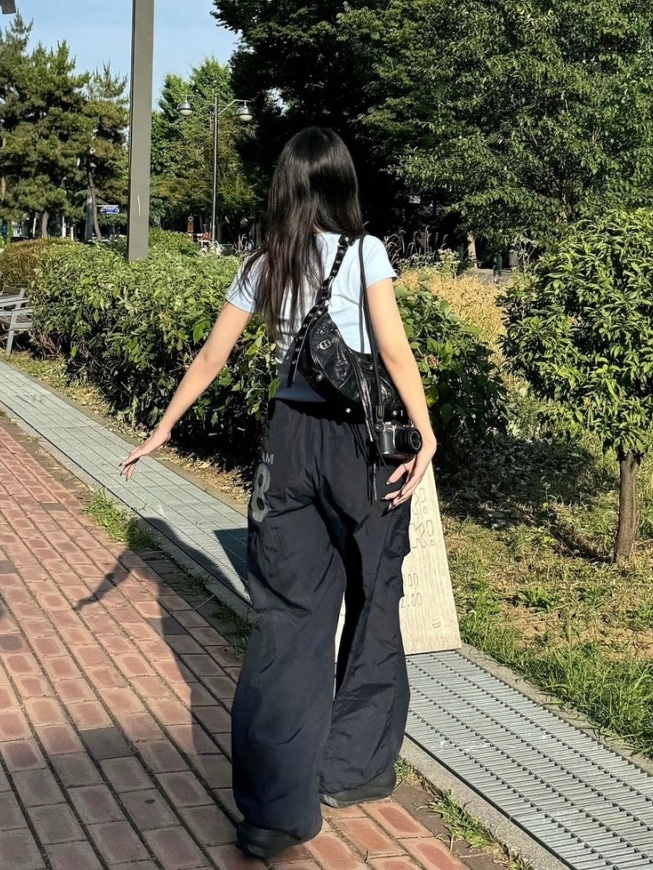 [KREAM 단독] Safarispot 1/2 Basic Safari T-Shirt Sky, Balenciaga Le Cagole Small Shoulder Bag Black 착용 스타일 - 2
